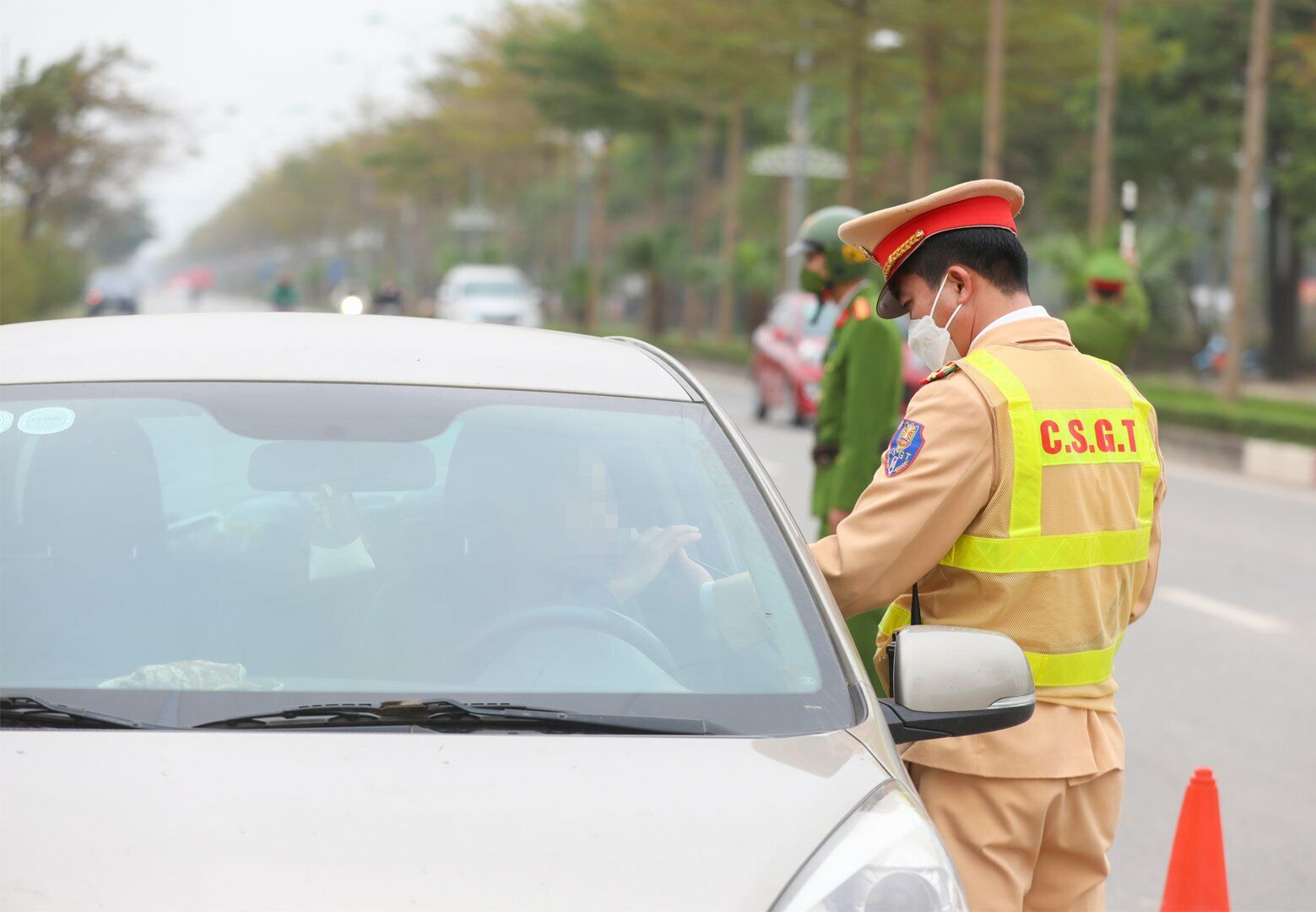 "Đặc biệt, những l&aacute;i xe &ocirc; t&ocirc; sợ mức phạt cao v&agrave; bị tước GPLX d&agrave;i hạn, n&ecirc;n họ đ&atilde; nghi&ecirc;m chỉnh chấp h&agrave;nh quy định. Nhiều l&aacute;i xe &ocirc; t&ocirc; cho biết, đ&atilde; r&uacute;t kinh nghiệm từ những vụ TNGT li&ecirc;n quan đến rượu bia được b&aacute;o ch&iacute; đăng tải n&ecirc;n ch&iacute;nh họ cũng đ&atilde; c&oacute; &yacute; thức đ&atilde; uống rượu bia th&igrave; kh&ocirc;ng l&aacute;i xe", chỉ huy Đội CSGT - trật tự, C&ocirc;ng an quận Bắc Từ Li&ecirc;m cho hay.