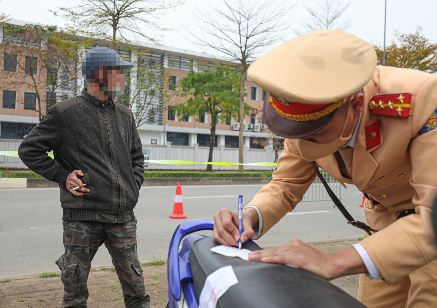 Chỉ sau 10 ph&uacute;t kiểm tra, Tổ c&ocirc;ng t&aacute;c đ&atilde; ph&aacute;t hiện t&agrave;i xế N.V.H. điều khiển xe m&aacute;y BKS 29T1-04.XX vi phạm nồng độ cồn ở mức 0,517miligam/l&iacute;t kh&iacute; thở (vượt kịch khung quy định hiện h&agrave;nh).