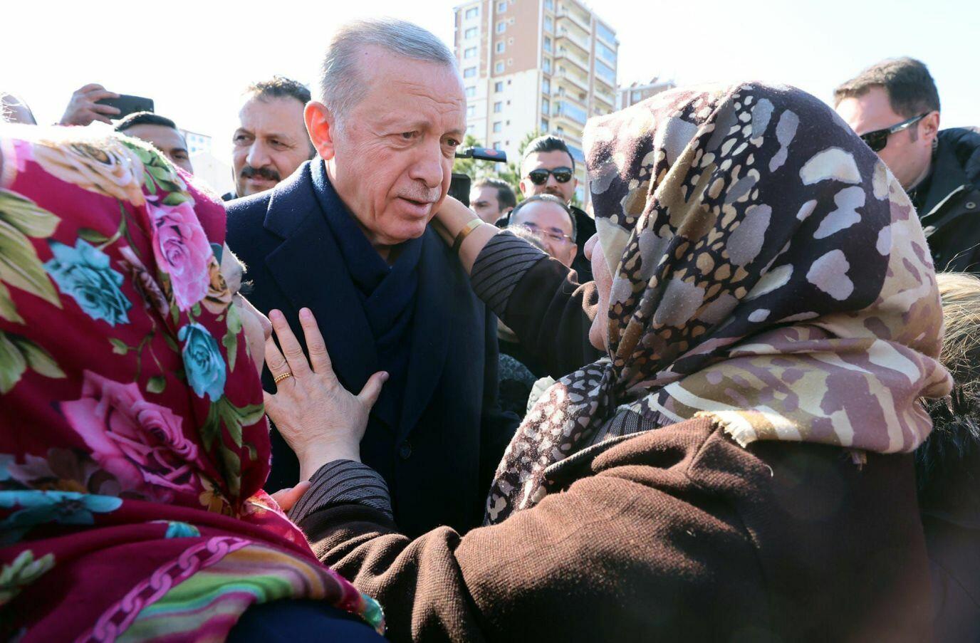 Song song với qu&aacute; tr&igrave;nh cứu hộ, Tổng thống Thổ Nhĩ Kỳ Recep Tayyip Erdogan thăm người d&acirc;n tại v&ugrave;ng động đất ở  th&agrave;nh phố Diyarbakir h&ocirc;m 11/2. &Ocirc;ng Erdogan  tuy&ecirc;n bố sẽ x&acirc;y lại nh&agrave; mới cho  tất cả những người sống s&oacute;t trong một năm. C&aacute;c tổ chức cứu trợ quốc tế cũng đang đẩy mạnh c&ocirc;ng t&aacute;c hỗ trợ những người d&acirc;n bị mất chỗ ở sau thảm họa động đất tại Thổ Nhĩ Kỳ, Syria trong bối cảnh nhiều người đang phải ở tạm trong c&aacute;c khu lều, trường học hay trong &ocirc; t&ocirc;. Ảnh - Shutterstock