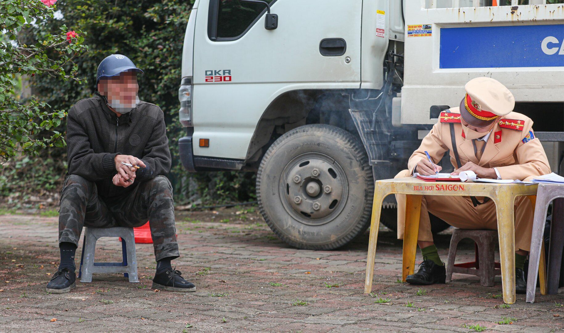 T&agrave;i xế n&agrave;y ph&acirc;n trần "m&igrave;nh đi l&agrave;m về được chủ mời ăn cơm v&agrave; chỉ uống một cốc bia".