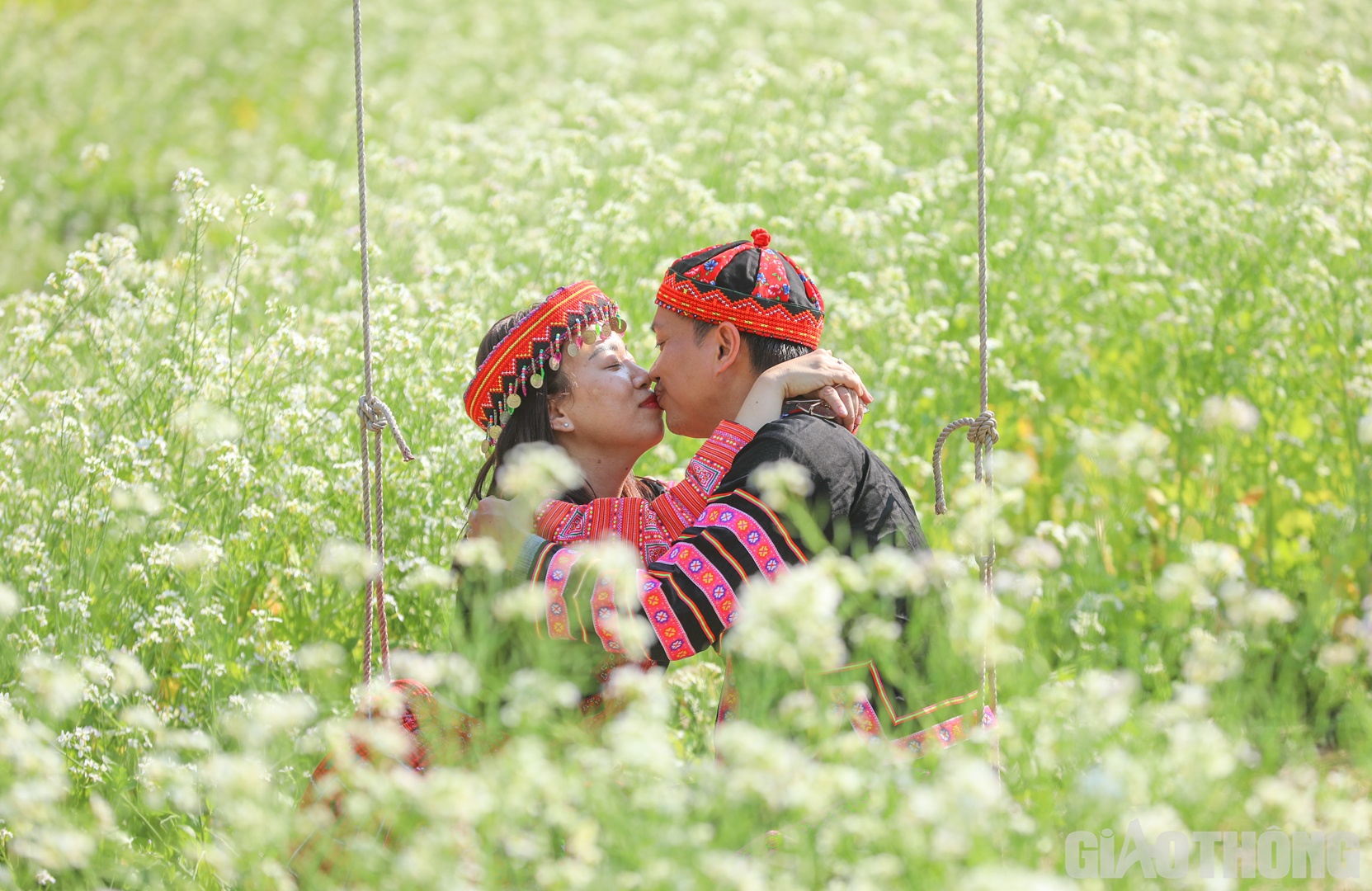 Một cặp đ&ocirc;i trao nhau nụ h&ocirc;n giữa khung cảnh đầy thơ mộng.