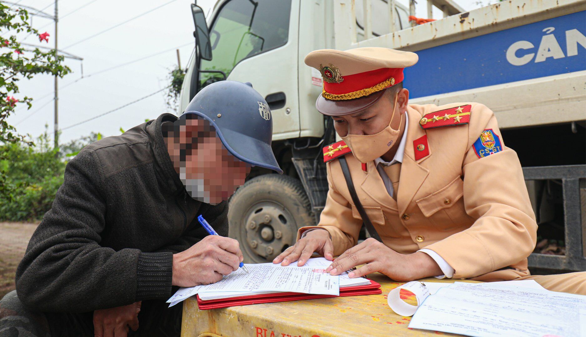 Tuy nhi&ecirc;n, khi đứng gần nam t&agrave;i xế n&agrave;y th&igrave; ai cũng cảm nhận m&ugrave;i bia rượu nồng nặc.