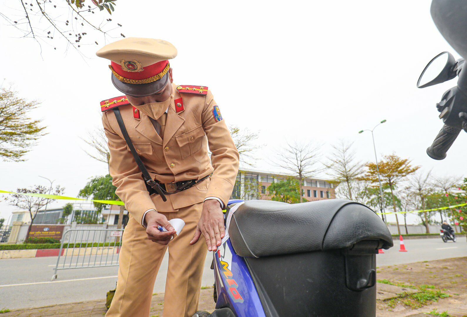 Với lỗi vi phạm n&agrave;y t&agrave;i xế H. sẽ bị phạt từ 6 đến 8 triệu đồng, tước GPLX từ 22 đến 24 th&aacute;ng v&agrave; bị tạm giữ phương tiện.