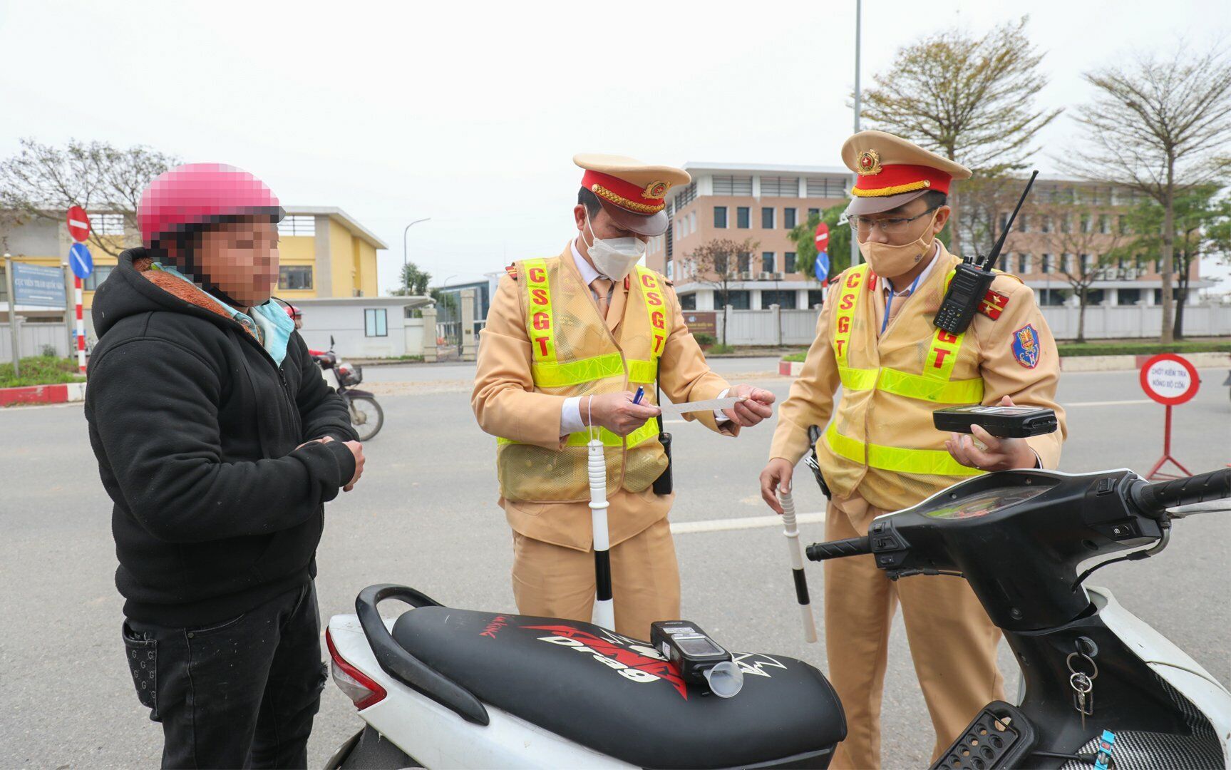 Kh&ocirc;ng l&acirc;u sau đ&oacute;, Tổ c&ocirc;ng t&aacute;c lại ph&aacute;t hiện t&agrave;i xế N.M.T điều khiển xe m&aacute;y BKS 88L1-314.XX vi phạm nồng độ cồn ở mức  0,073 miligam/l&iacute;t kh&iacute; thở.