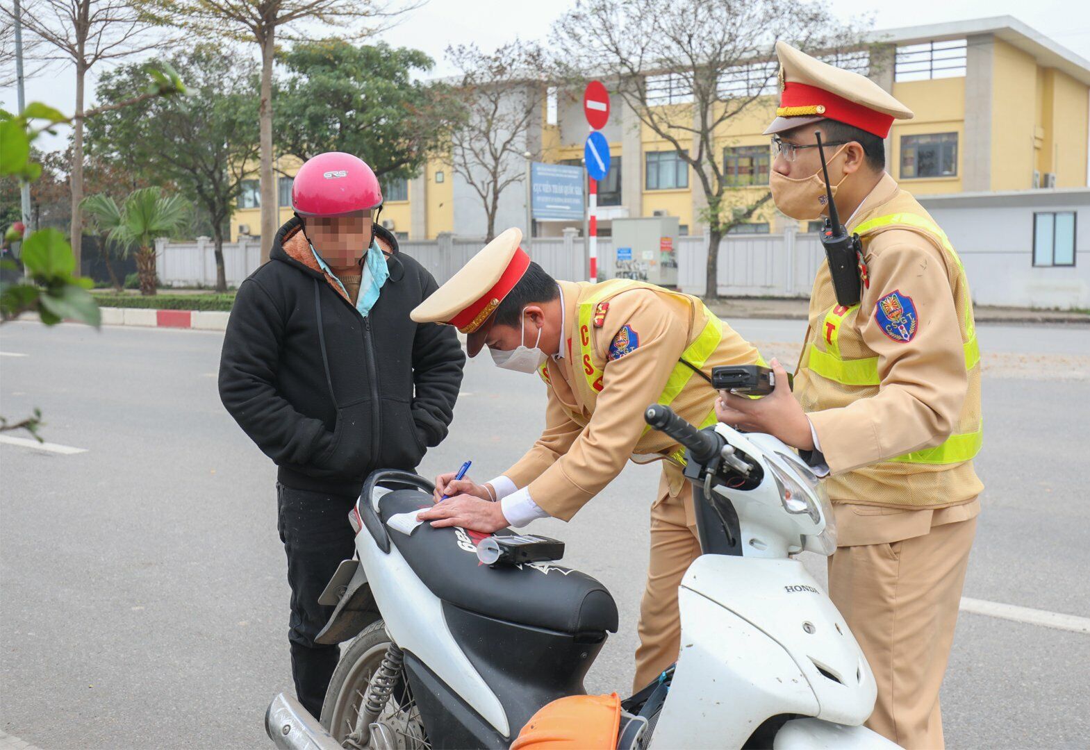 Khi được th&ocirc;ng b&aacute;o kết quả đo nồng độ cồn, người n&agrave;y ph&acirc;n trần "t&ocirc;i uống từ tối h&ocirc;m qua (15/2), kh&ocirc;ng ngờ b&acirc;y giờ trong hơi thở vẫn c&ograve;n nồng độ cồn".