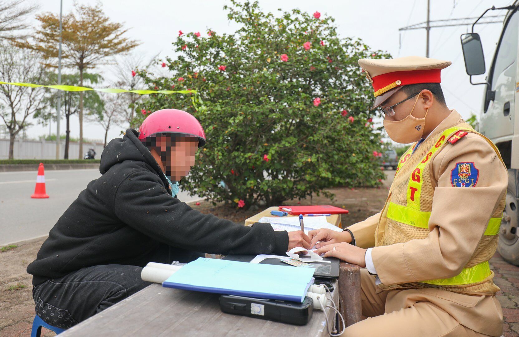 Với lỗi vi phạm tr&ecirc;n, t&agrave;i xế T. sẽ bị phạt từ 2 đến 3 triệu đồng, tước GPLX từ 10 đến 12 th&aacute;ng v&agrave; bị tạm giữ phương tiện.