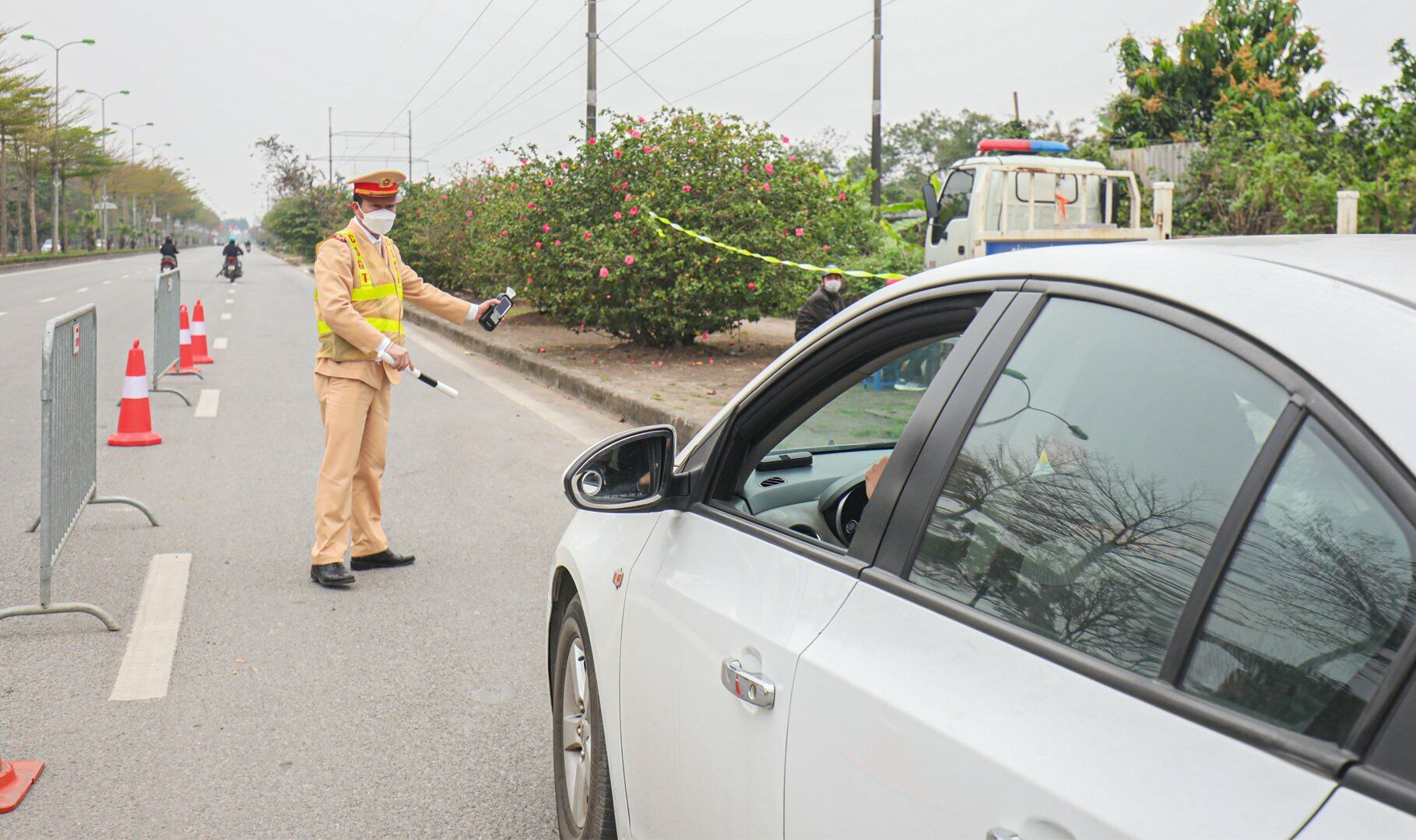 Ghi nhận thực tế cho thấy, một ca kiểm tra nồng độ cồn trong 2 tiếng của Tổ c&ocirc;ng t&aacute;c Đội CSGT - trật tự, C&ocirc;ng an quận Bắc Từ Li&ecirc;m đ&atilde; kiểm tra h&agrave;ng trăm xe &ocirc; t&ocirc; nhưng kh&ocirc;ng ph&aacute;t hiện một t&agrave;i xế n&agrave;o vi phạm.