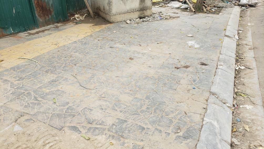 Tại một số vị tr&iacute;, phần đ&aacute; l&aacute;t vỉa h&egrave; bị hư hỏng, biến dạng.