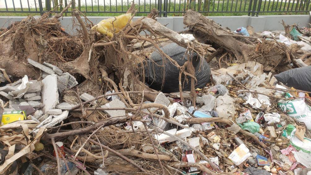 Theo người d&acirc;n, việc đổ r&aacute;c tại đ&acirc;y đ&atilde; diễn ra từ l&acirc;u. Đến nay, con đường n&agrave;y vẫn chưa được đưa v&agrave;o khai th&aacute;c n&ecirc;n t&ecirc;n đường cũng chưa c&oacute;.