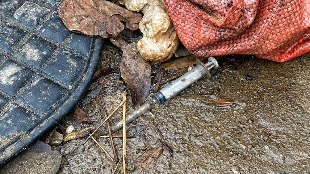 Thậm ch&iacute; những loại r&aacute;c thải nguy hiểm như gương, k&iacute;nh vỡ, kim ti&ecirc;m... cũng được tập kết tại đ&acirc;y.