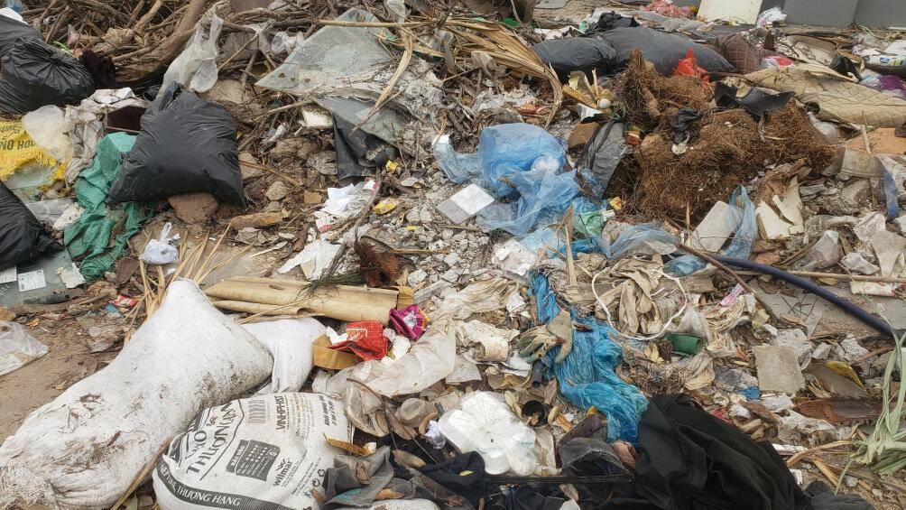 Những t&uacute;i nilon đựng đầy r&aacute;c thải sinh hoạt v&agrave; phế liệu x&acirc;y dựng vứt bừa b&atilde;i, tr&agrave;n xuống cả l&ograve;ng đường.