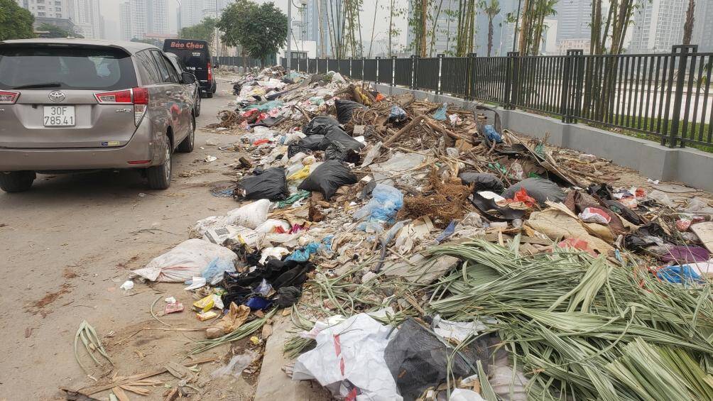 R&aacute;c thải đổ tại đ&acirc;y l&agrave; những vật dụng của gia đ&igrave;nh kh&ocirc;ng sử dụng như giường, chăn, nệm, r&aacute;c thải sinh hoạt v&agrave; c&oacute; cả phế liệu x&acirc;y dựng.