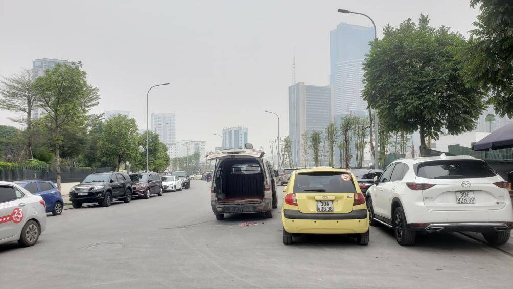 Ngo&agrave;i ra, ở hai b&ecirc;n đường, c&aacute;c xe &ocirc; t&ocirc; v&ocirc; tư dừng, đỗ ở l&ograve;ng đường g&acirc;y ảnh hưởng đến ATGT.