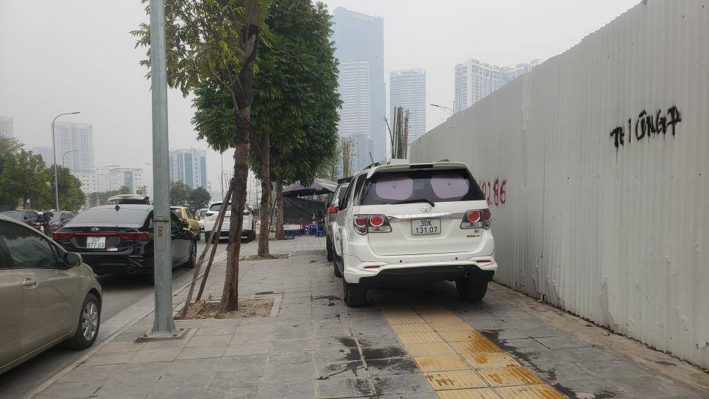 Xe &ocirc; t&ocirc; đỗ chiếm hết cả vỉa h&egrave; con đường mới mở.