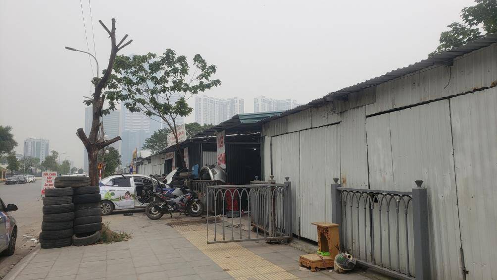 Tại đoạn đường n&agrave;y c&oacute; rất nhiều kiot được dựng tạm l&ecirc;n để kinh doanh, bu&ocirc;n b&aacute;n như bia hơi, qu&aacute;n sửa xe,....