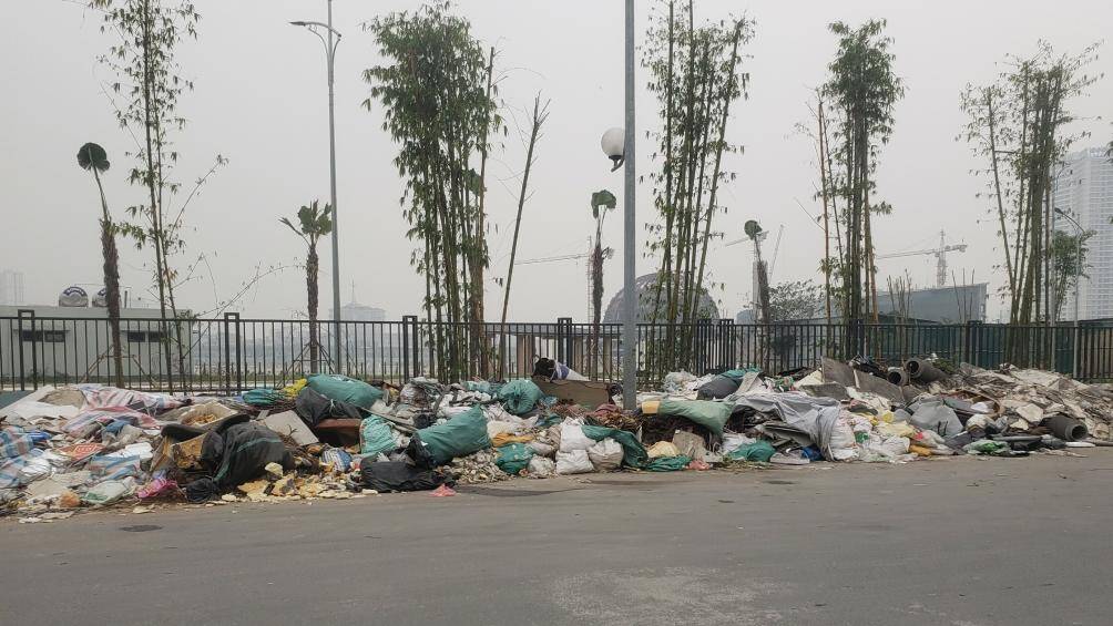 Dọc hai b&ecirc;n tuyến đường chưa được đặt t&ecirc;n n&agrave;y, l&agrave; r&aacute;c thải tr&agrave;n ngập vỉa h&egrave;, l&ograve;ng đường.