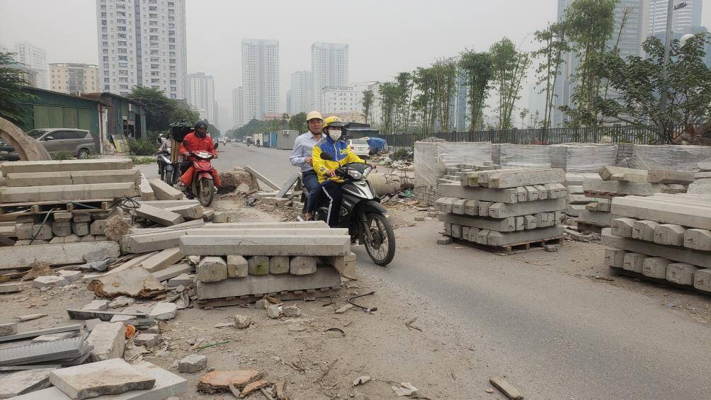 Được biết, trước Tết Nguy&ecirc;n đ&aacute;n 2023, nh&acirc;n vi&ecirc;n vệ sinh m&ocirc;i trường đ&atilde; dọn rất nhiều r&aacute;c tại đ&acirc;y. Nhưng đến nay, r&aacute;c lại chất đống tại khu vực n&agrave;y, g&acirc;y &ocirc; nhiễm m&ocirc;i trường, cảnh quan.