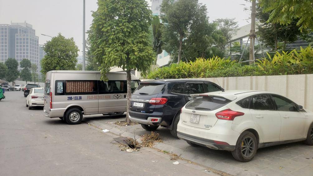 Xe &ocirc; t&ocirc; v&ocirc; tư đỗ tr&ecirc;n vỉa h&egrave;.