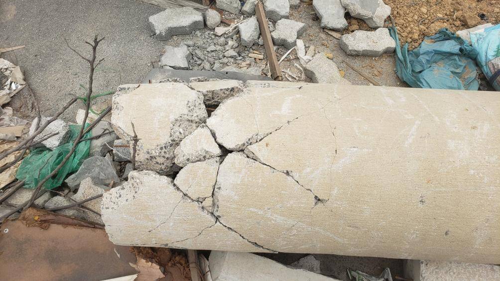 Một cột bằng b&ecirc; t&ocirc;ng cũng bị vỡ.