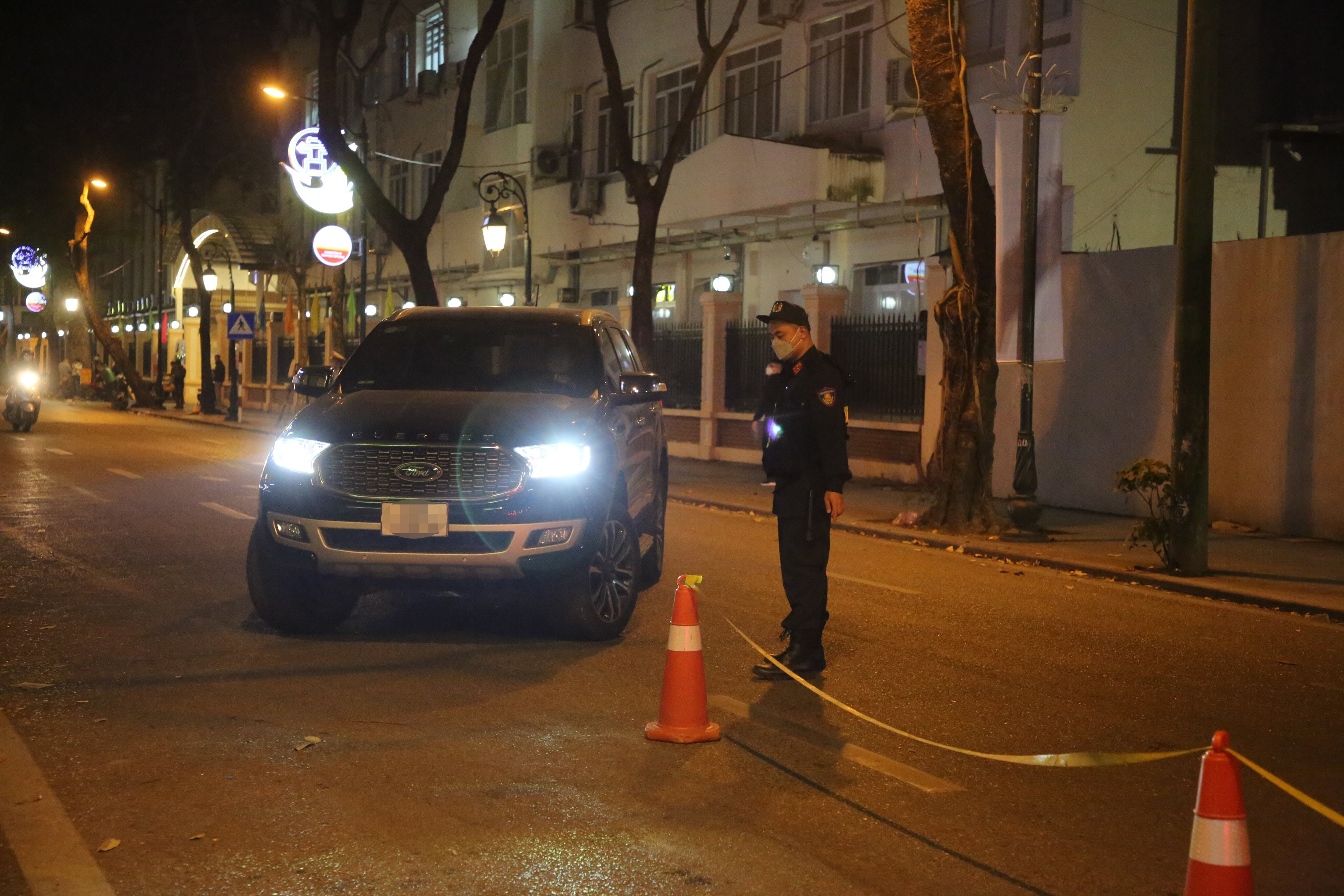 "Qua từng ca c&ocirc;ng t&aacute;c, ch&uacute;ng t&ocirc;i thấy lượng người vi phạm nồng độ cồn giảm đ&aacute;ng kể. Trước kia, một ca c&ocirc;ng t&aacute;c c&oacute; thể ph&aacute;t hiện 6 - 7 t&agrave;i xế &ocirc; t&ocirc; vi phạm nhưng nay chỉ c&ograve;n 1 - 2 vi phạm, thậm ch&iacute; kh&ocirc;ng c&oacute; vi phạm n&agrave;o. B&ecirc;n cạnh đ&oacute;, mức độ vi phạm cũng đ&atilde; giảm, rất hiếm mới ph&aacute;t hiện được t&agrave;i xế vi phạm ở mức kịch khung&rdquo;, Trung t&aacute; Nguyễn Đức Huấn đ&aacute;nh gi&aacute;.