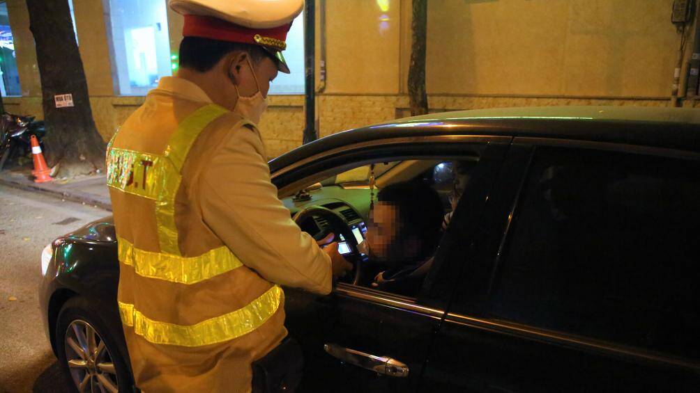 Trung t&aacute; Nguyễn Đức Huấn, Tổ trưởng Tổ c&ocirc;ng t&aacute;c li&ecirc;n ng&agrave;nh Y11/141 cho biết, sau hơn 2 th&aacute;ng thực hiện cao điểm kiểm tra nồng độ cồn tr&ecirc;n địa b&agrave;n TP H&agrave; Nội, t&igrave;nh h&igrave;nh người điều khiển phương tiện sử dụng rượu bia khi tham gia giao th&ocirc;ng đ&atilde; giảm r&otilde; rệt.