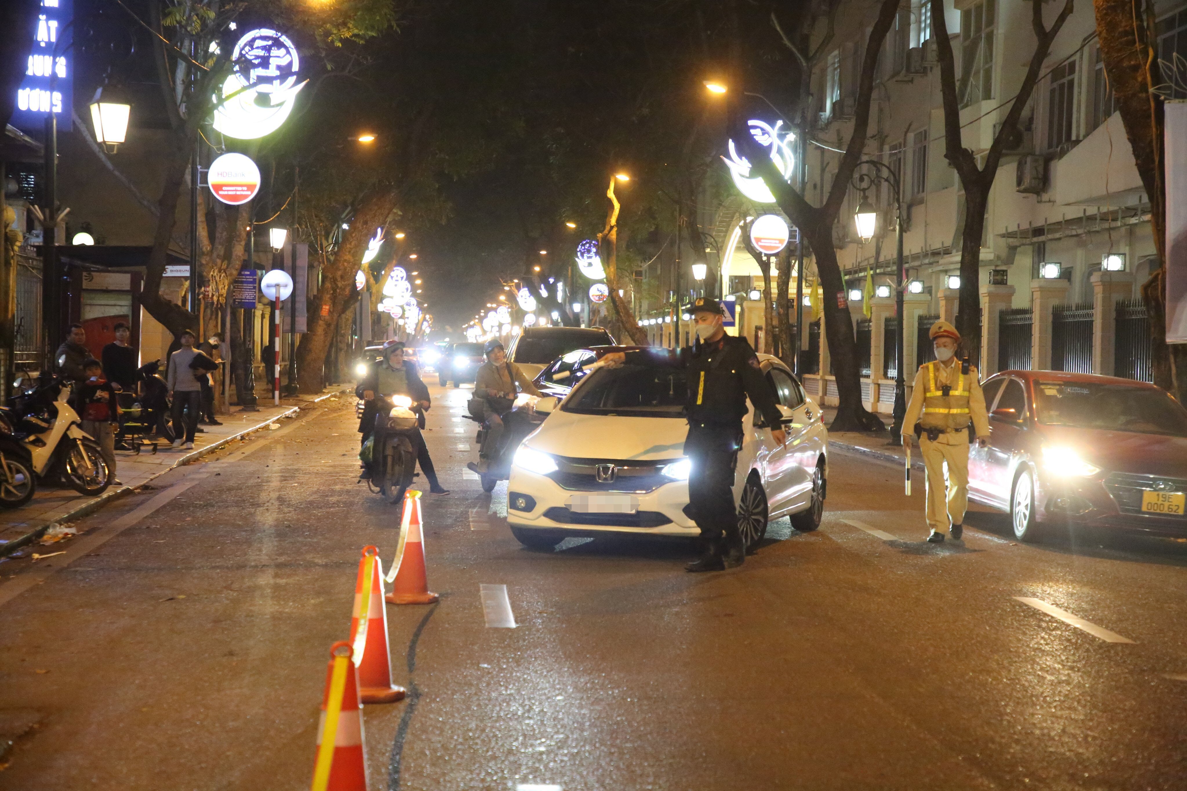 20h tối 18/2, Tổ c&ocirc;ng t&aacute;c li&ecirc;n ng&agrave;nh Y11/141 (C&ocirc;ng an TP H&agrave; Nội) triển khai chốt kiểm tra nồng độ cồn tại n&uacute;t giao Tr&agrave;ng Thi - Qu&aacute;n Sứ (H&agrave; Nội). C&aacute;c phương tiện đi theo hướng Tr&agrave;ng Thi - Điện Bi&ecirc;n Phủ đều được Tổ c&ocirc;ng t&aacute;c dừng xe kiểm tra.