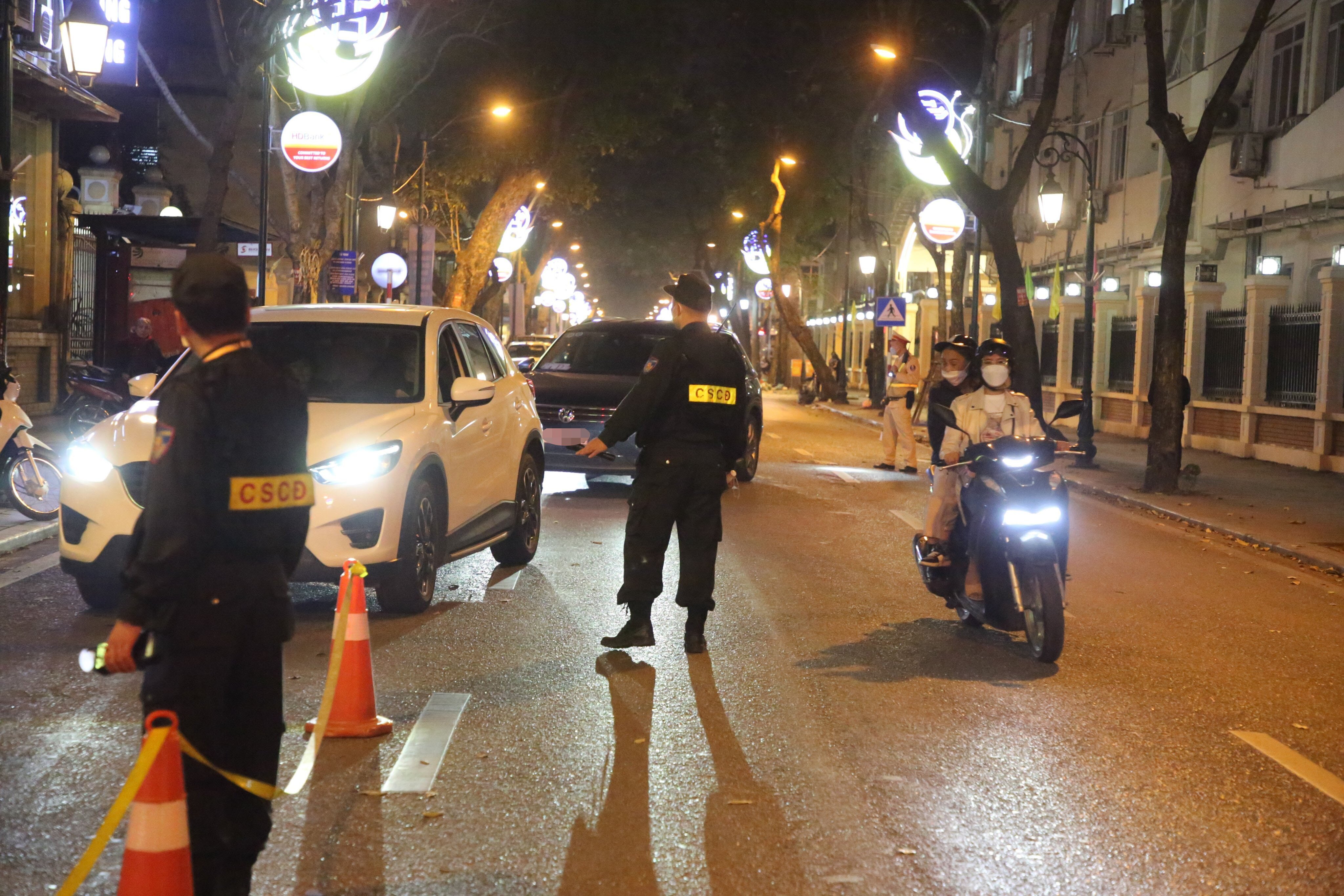 Đến 21h10 c&ugrave;ng ng&agrave;y, Tổ c&ocirc;ng t&aacute;c dừng &ocirc; t&ocirc; b&aacute;n tải mang biển số 51C do t&agrave;i xế N.S.T. (SN 1978, tr&uacute; tại H&agrave; Nội) điều khiển để kiểm tra. Qua m&aacute;y đo, t&agrave;i xế T. vi phạm nồng độ cồn mức 0,032 miligam/l&iacute;t kh&iacute; thở.