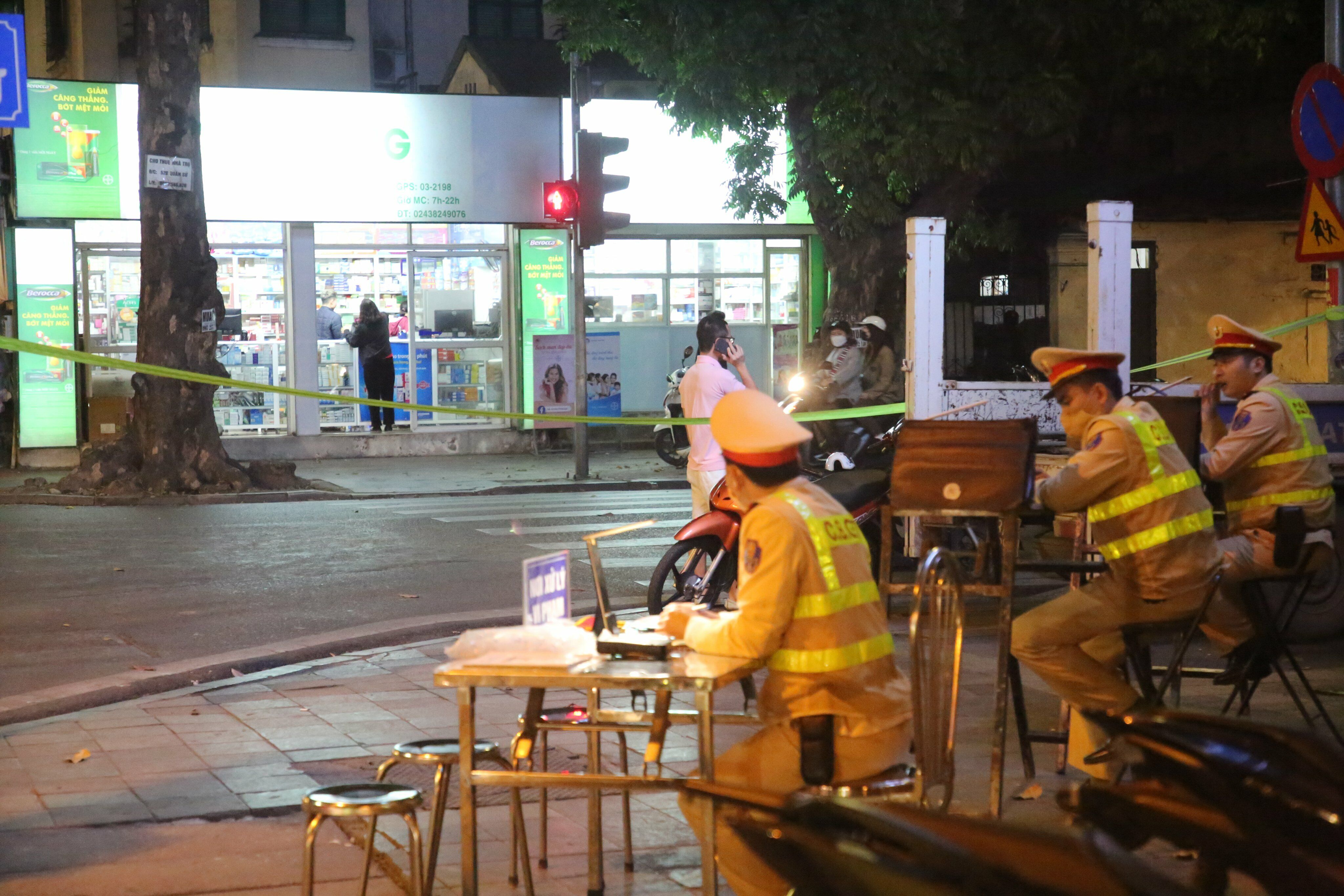 Trong qu&aacute; tr&igrave;nh l&agrave;m việc, t&agrave;i xế T. li&ecirc;n tục gọi điện cho người th&acirc;n t&igrave;m c&aacute;ch xin bỏ qua vi phạm nhưng đều bị Tổ c&ocirc;ng t&aacute;c từ chối.