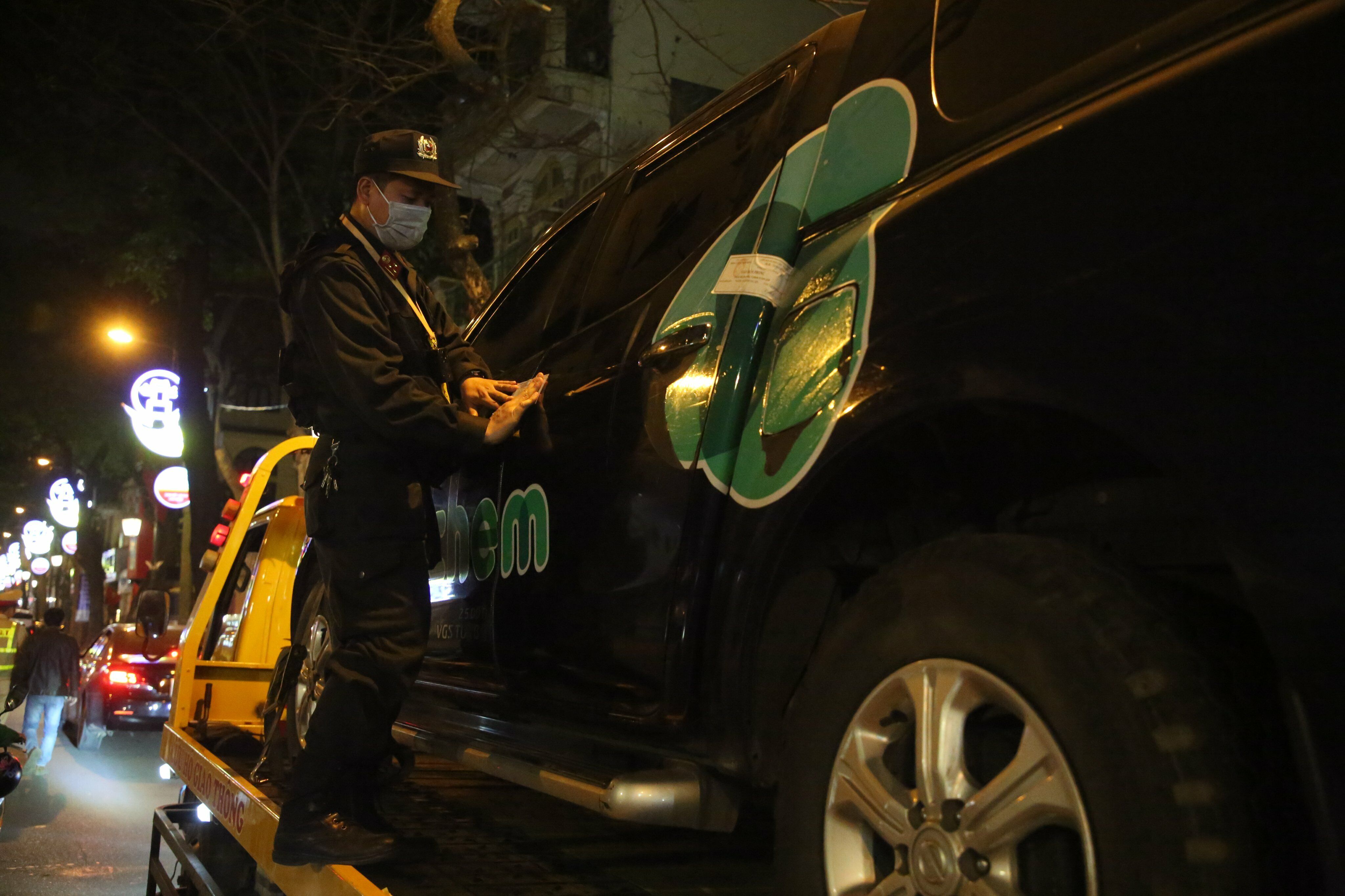 Tổ c&ocirc;ng t&aacute;c li&ecirc;n ng&agrave;nh Y11/141 đ&atilde; lập bi&ecirc;n bản xử phạt t&agrave;i xế T. với số tiền 7 triệu đồng, tước giấy ph&eacute;p l&aacute;i xe 11 th&aacute;ng v&agrave; tạm giữ phương tiện đến 7 ng&agrave;y.