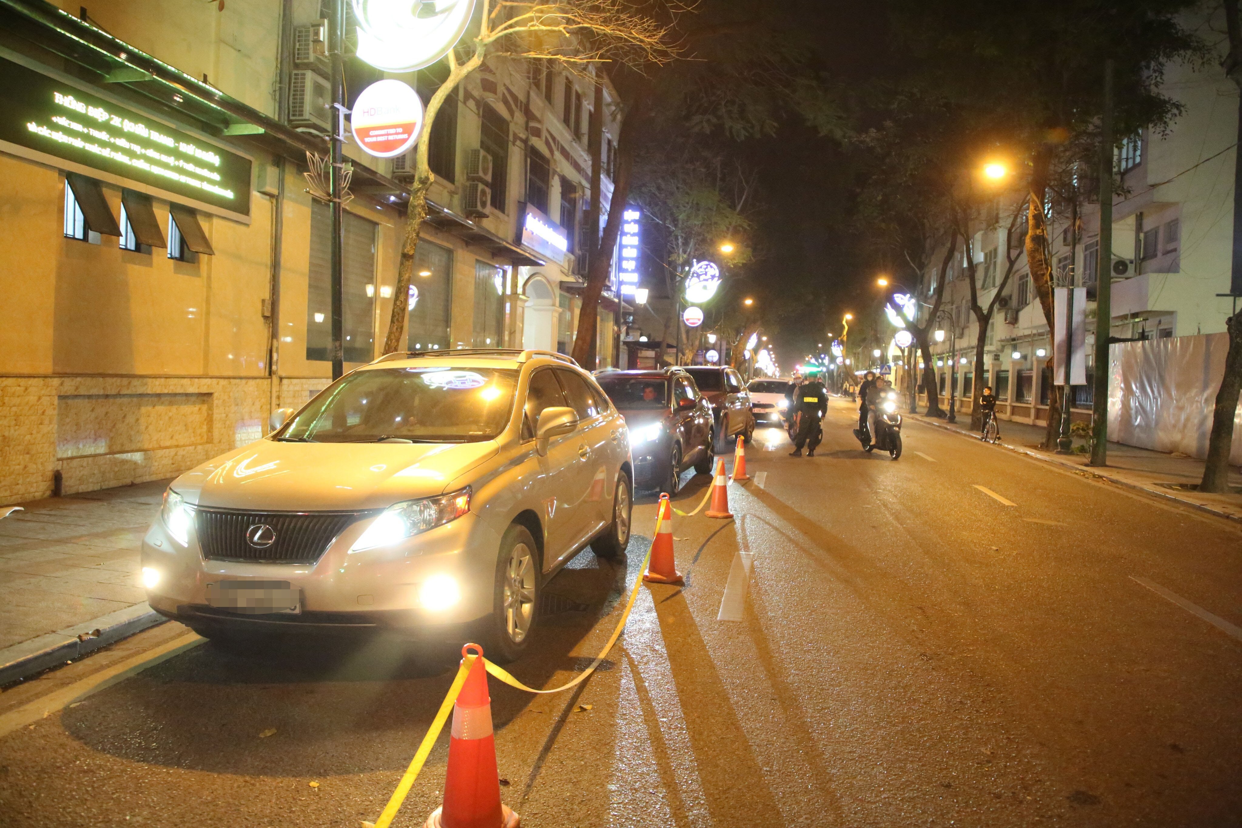 Khoảng 30 ph&uacute;t sau, lực lượng li&ecirc;n ng&agrave;nh tiếp tục dừng &ocirc; t&ocirc; nh&atilde;n hiệu Toyota Camry mang biển số 30Y do t&agrave;i xế T.Đ.H. (SN 1984, tr&uacute; tại H&agrave; Nội) điều khiển.