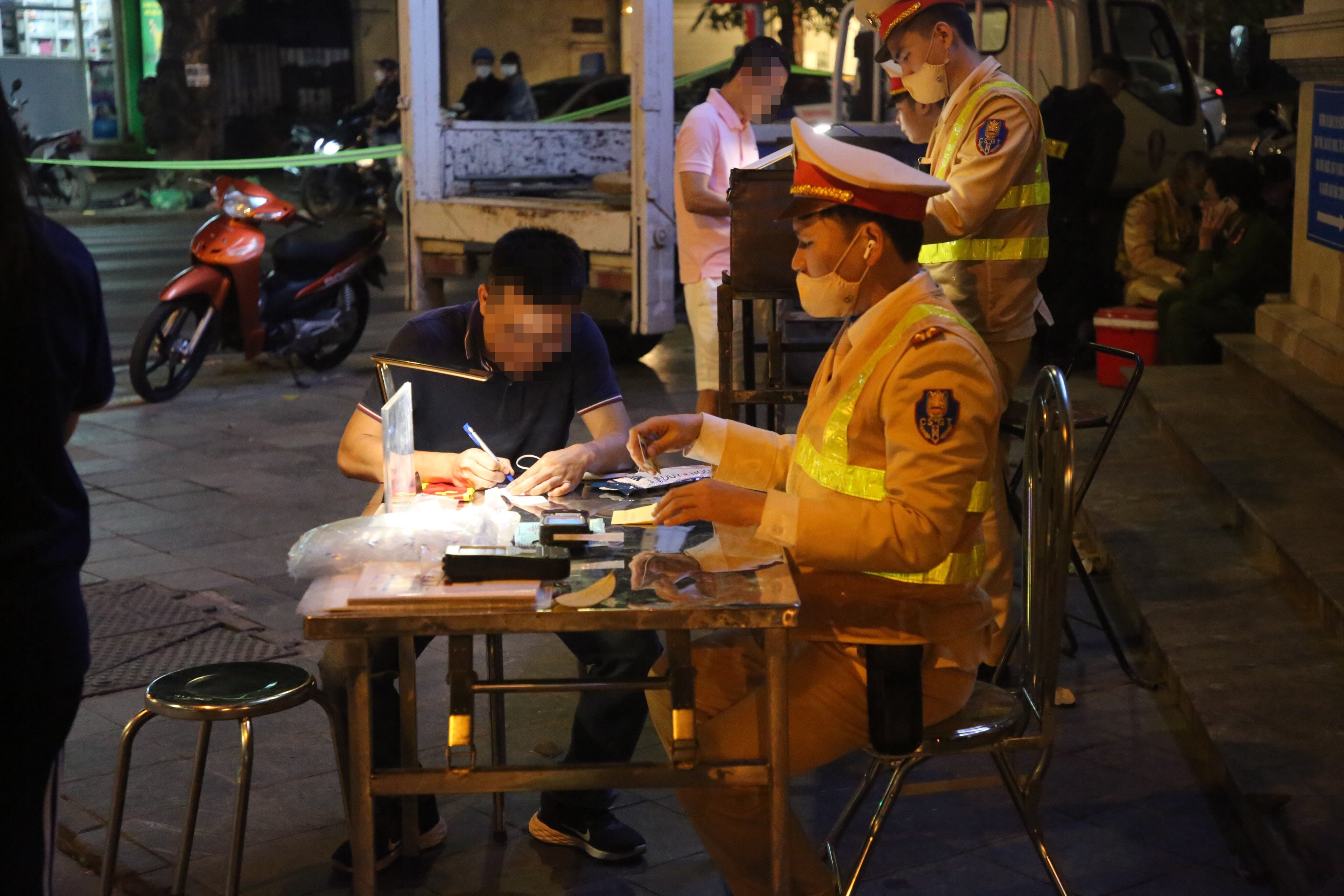 Ngay khi dừng xe, người đi c&ugrave;ng v&agrave; t&agrave;i xế li&ecirc;n tục xin Tổ c&ocirc;ng t&aacute;c bỏ qua vi phạm nhưng bất th&agrave;nh. Qua kiểm tra, t&agrave;i xế H. vi phạm nồng độ cồn ở mức 0,184 miligam/l&iacute;t kh&iacute; thở.