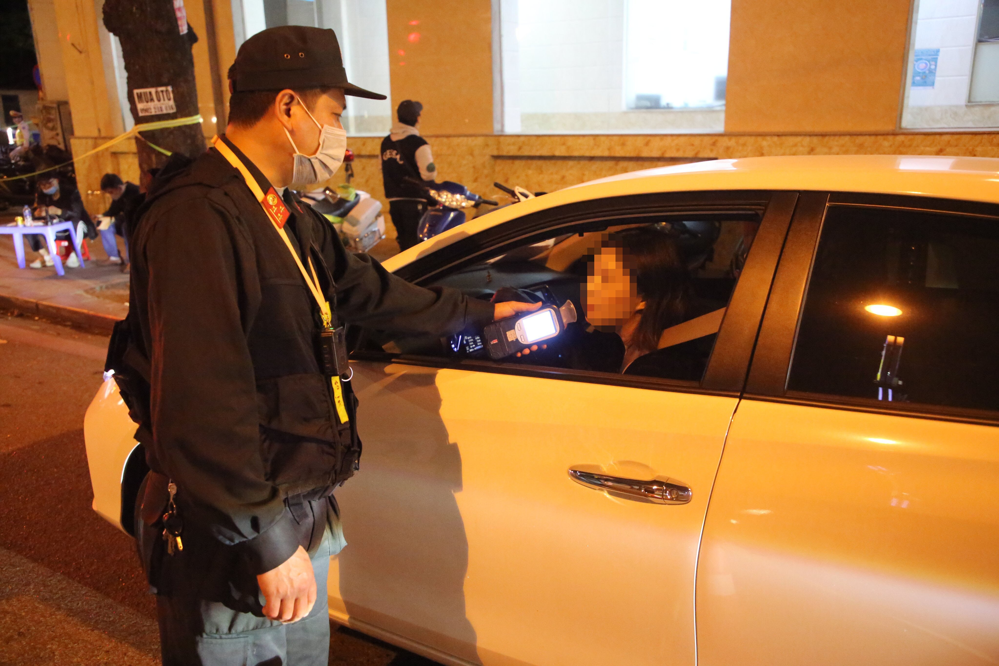 Trong suốt ca c&ocirc;ng t&aacute;c k&eacute;o d&agrave;i 4 tiếng PV ghi nhận Tổ c&ocirc;ng t&aacute;c li&ecirc;n ng&agrave;nh Y11/141 đ&atilde; dừng hơn 500 &ocirc; t&ocirc; v&agrave; nhiều xe m&aacute;y để kiểm tra nhưng chỉ ph&aacute;t hiện 2 trường hợp vi phạm ở mức thấp.