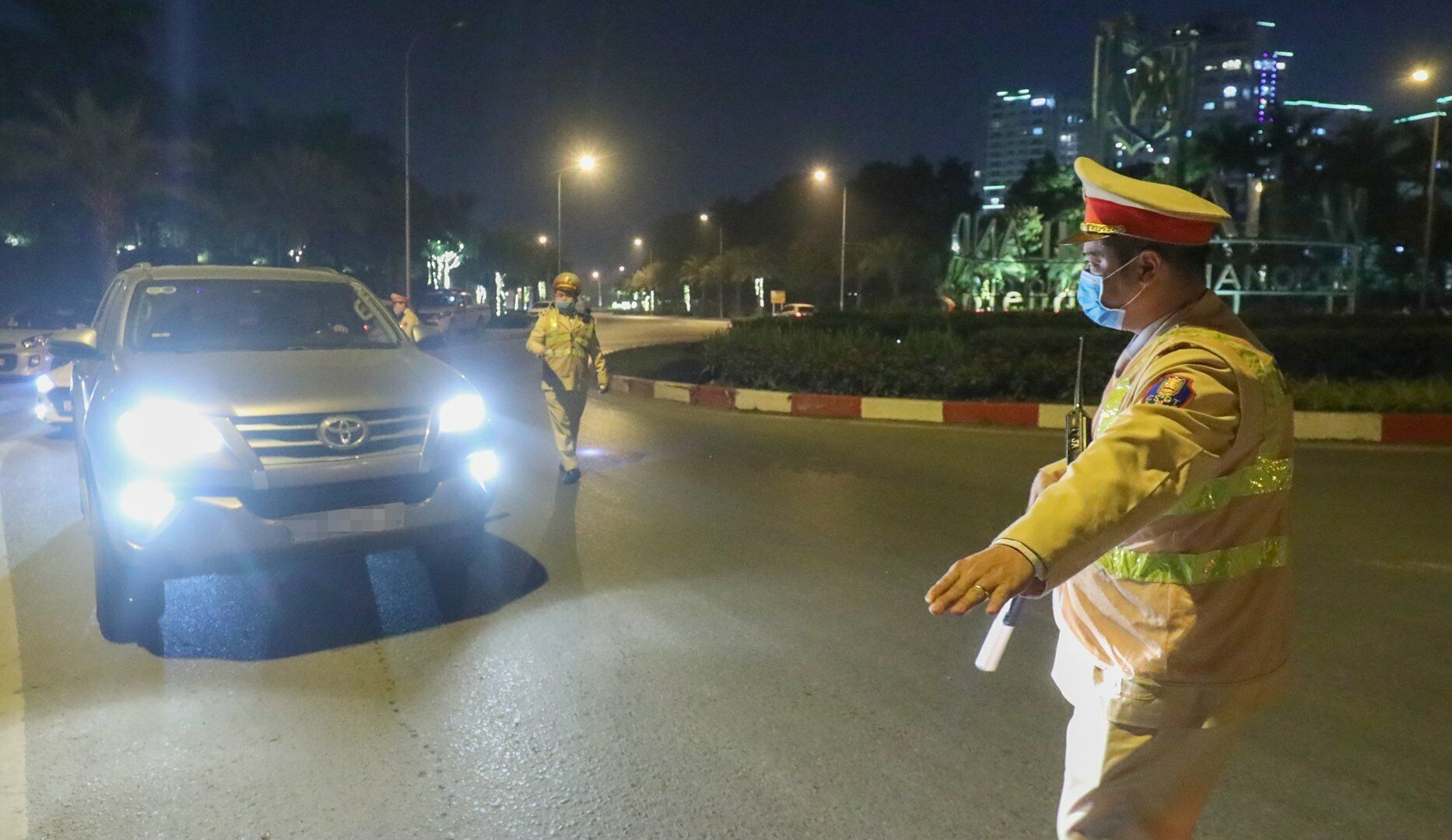 Tối 20/2, theo ch&acirc;n Tổ c&ocirc;ng t&aacute;c của Đội CSGT, C&ocirc;ng an huyện Ho&agrave;i Đức (TP H&agrave; Nội) l&agrave;m nhiệm vụ tuần tra kiểm so&aacute;t, xử l&yacute; vi phạm nồng độ cồn tại ch&acirc;n cầu vượt An Kh&aacute;nh (thuộc x&atilde; An Kh&aacute;nh), PV ghi nhận vẫn c&ograve;n kh&ocirc;ng &iacute;t t&agrave;i xế xe m&aacute;y v&agrave; &ocirc; t&ocirc; vi phạm.