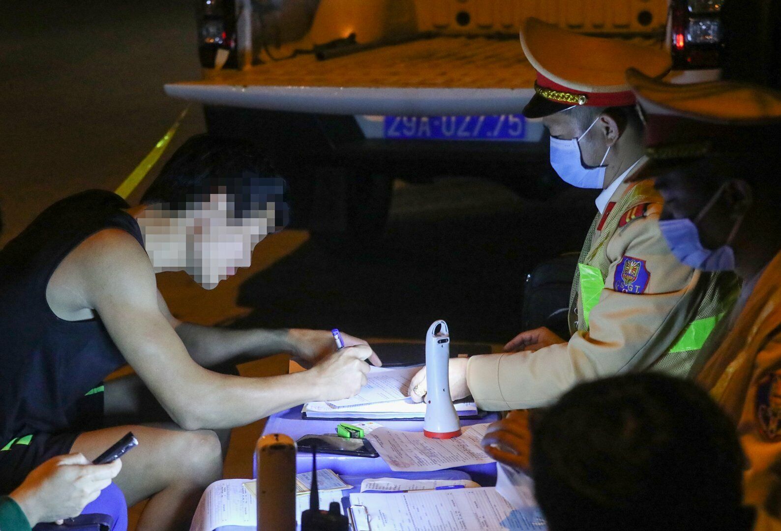 Với vi phạm n&agrave;y, t&agrave;i xế S. bị phạt 7 triệu đồng, tước GPLX 11 th&aacute;ng v&agrave; bị tạm giữ phương tiện.