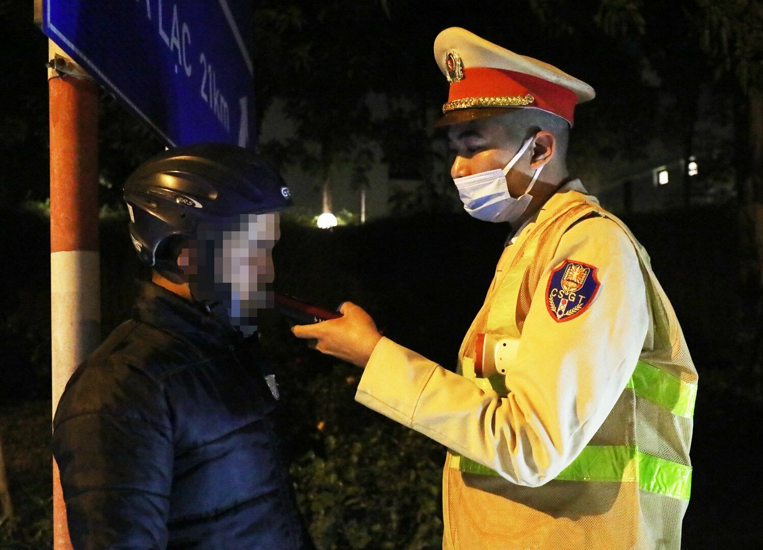 Đại &uacute;y Nguyễn Văn Kiểm, c&aacute;n bộ Đội CSGT C&ocirc;ng an huyện Ho&agrave;i Đức cho biết, hiện nay số lượng l&aacute;i xe vi phạm nồng độ cồn vẫn c&ograve;n nhưng đ&atilde; giảm đ&aacute;ng kể so với trước đ&oacute;.