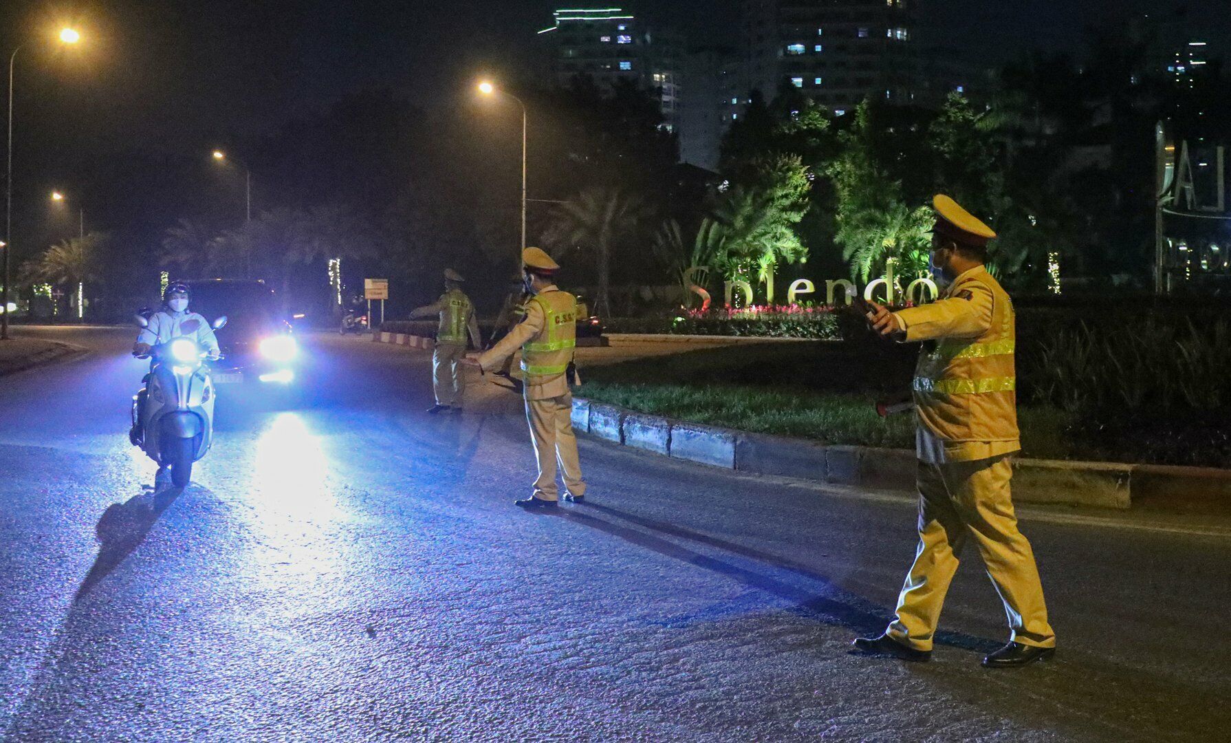 "Trước kia kiểm tra v&agrave;i chục xe đ&atilde; ph&aacute;t hiện l&aacute;i xe vi phạm nồng độ cồn, nhưng nay phải kiểm tra cả trăm xe mới ph&aacute;t hiện vi phạm. Điều n&agrave;y l&agrave; rất đ&aacute;ng mừng v&igrave; &yacute; thức của người điều khiển phương tiện giao th&ocirc;ng đ&atilde; c&oacute; chuyển biến t&iacute;ch cực", Đại &uacute;y Kiểm n&oacute;i.