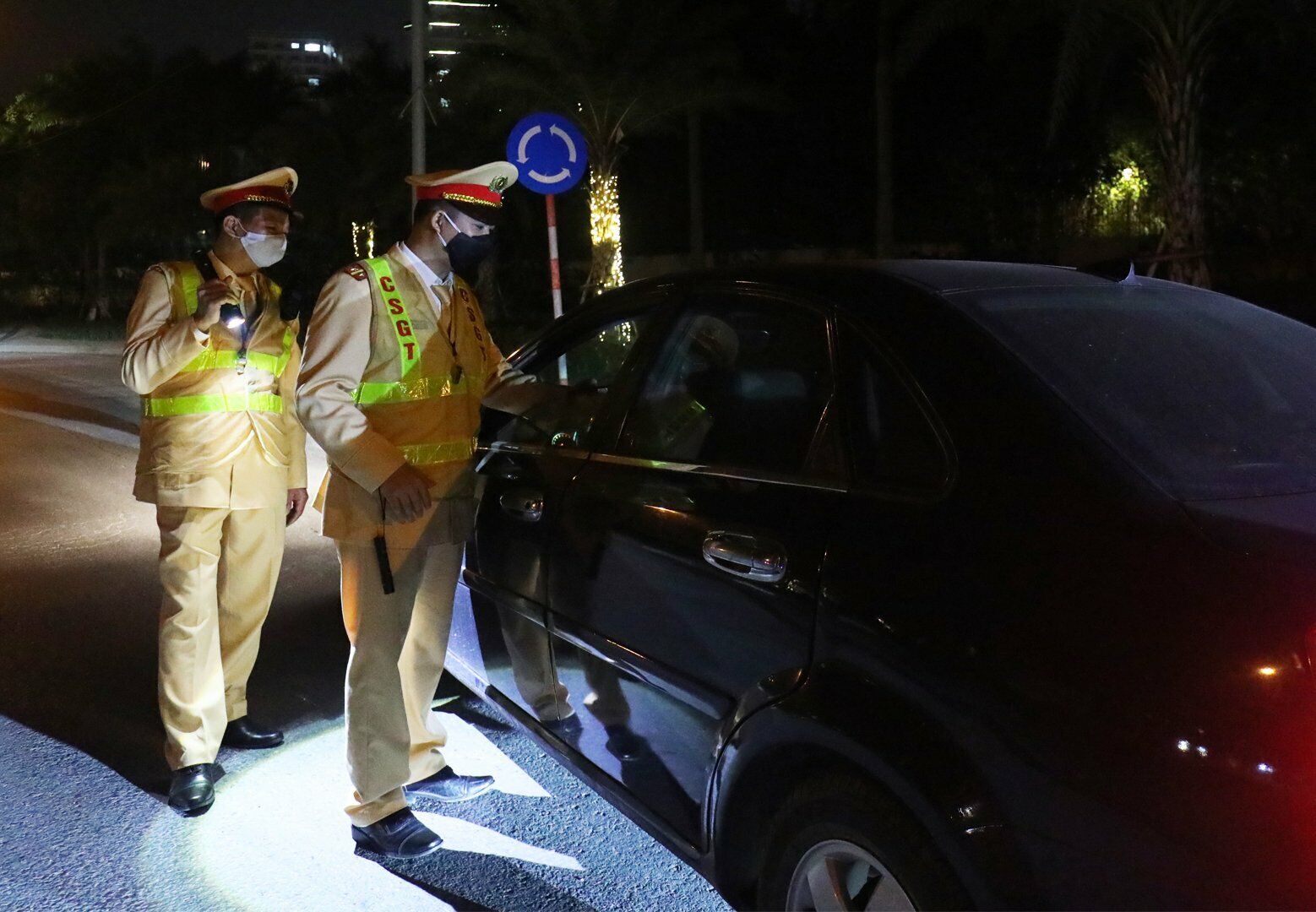 Đại &uacute;y Nguyễn Văn Kiểm cũng cho biết, thực hiện chỉ đạo của Chủ tịch UBND TP H&agrave; Nội, Đội CSGT, C&ocirc;ng an quận Ho&agrave;i Đức cương quyết xử l&yacute; nghi&ecirc;m những l&aacute;i xe vi phạm giao th&ocirc;ng n&oacute;i chung v&agrave; vi phạm nồng độ cồn n&oacute;i ri&ecirc;ng.