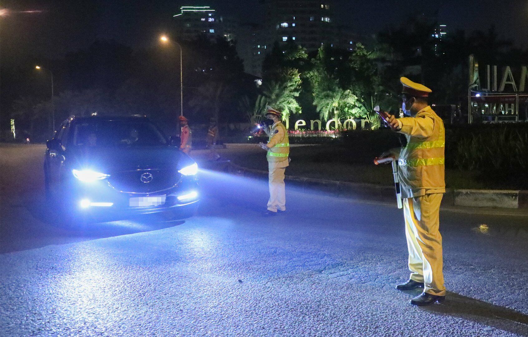 "Tất cả vi phạm sẽ bị xử l&yacute; theo quy định, ch&uacute;ng t&ocirc;i kh&ocirc;ng chịu t&aacute;c động bởi những l&yacute; do kh&ocirc;ng ch&iacute;nh đ&aacute;ng, kh&ocirc;ng đ&uacute;ng quy định n&agrave;o trong qu&aacute; tr&igrave;nh xử l&yacute; nồng độ cồn", Đại u&yacute; Kiểm khẳng định.