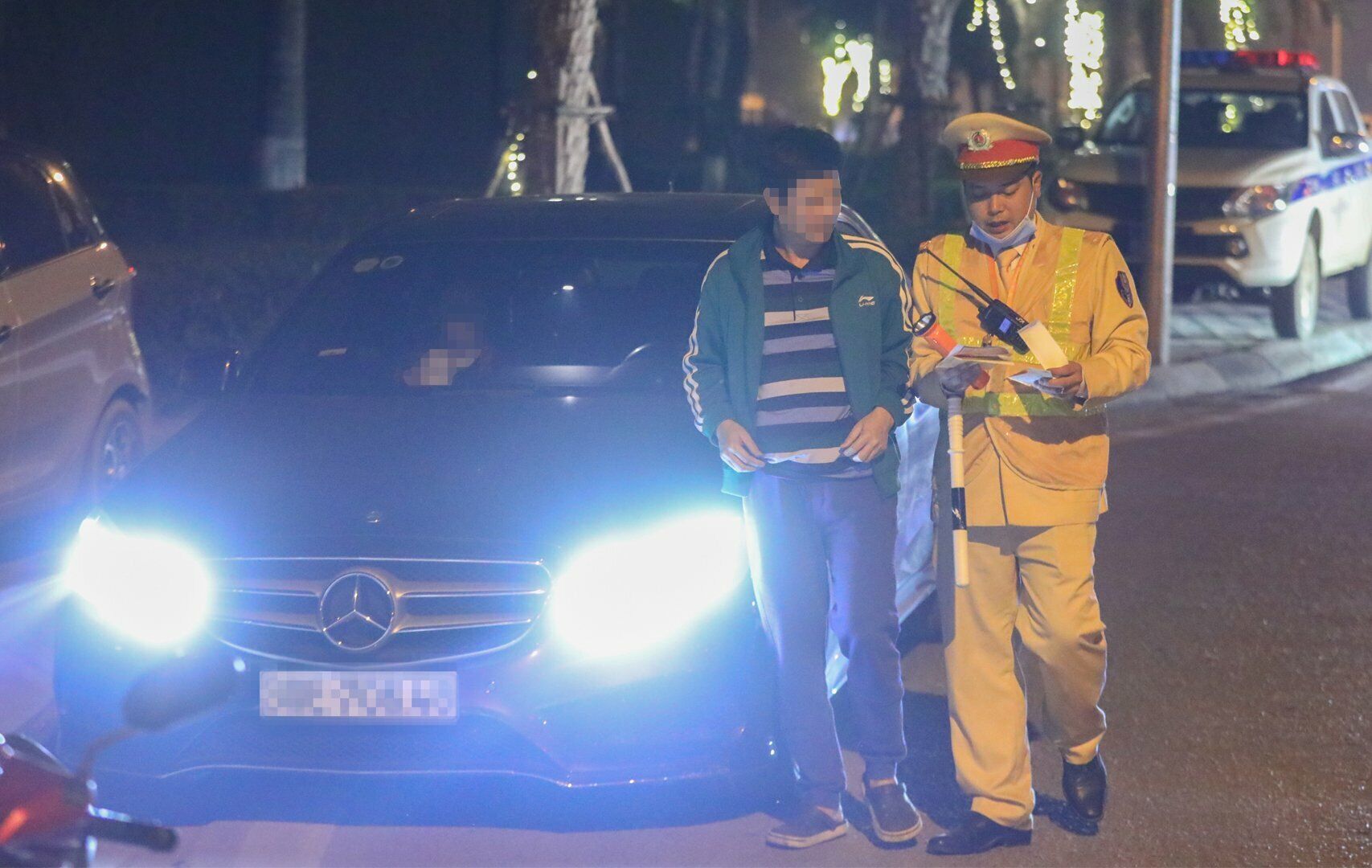 Cụ thể, khoảng 20h30, Tổ c&ocirc;ng t&aacute;c ph&aacute;t hiện t&agrave;i xế điều khiển xe &ocirc; t&ocirc; Mercedes mang BKS 30E-706.XX c&oacute; biểu hiện nghi vấn n&ecirc;n đ&atilde; ra hiệu lệnh dừng xe kiểm tra.