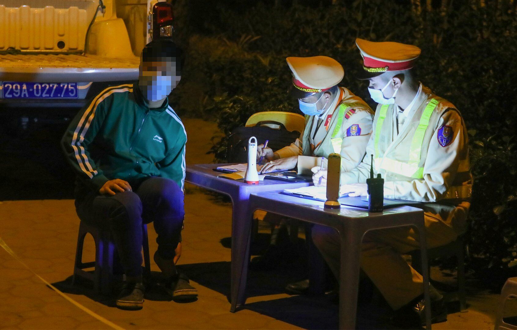 L&yacute; giải v&igrave; sao trong hơi thở của m&igrave;nh c&oacute; nồng độ cồn, t&agrave;i xế T. cho biết v&igrave; nể bạn n&ecirc;n đ&atilde; "nhấp m&ocirc;i" &iacute;t rượu.