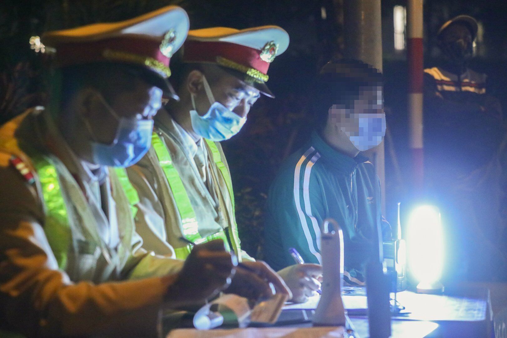 "Nay bạn đến chơi v&agrave; ăn cơm, v&igrave; nể bạn t&ocirc;i đ&atilde; "nhấp m&ocirc;i" &iacute;t rượu. Sau bữa cơm t&ocirc;i đi đ&oacute;n con, kh&ocirc;ng ngờ thổi vẫn l&ecirc;n nồng độ cồn. Lần sau xin r&uacute;t kinh nghiệm đ&atilde; l&aacute;i xe th&igrave; một giọt bia rượu cũng kh&ocirc;ng uống", t&agrave;i xế T. n&oacute;i.