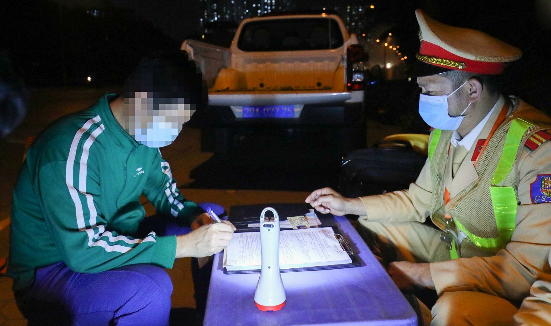 Với lỗi vi phạm n&agrave;y, t&agrave;i xế M.V.T. sẽ bị phạt 7 triệu đồng, tước GPLX xe 11 th&aacute;ng v&agrave; bị tạm giữ phương tiện.