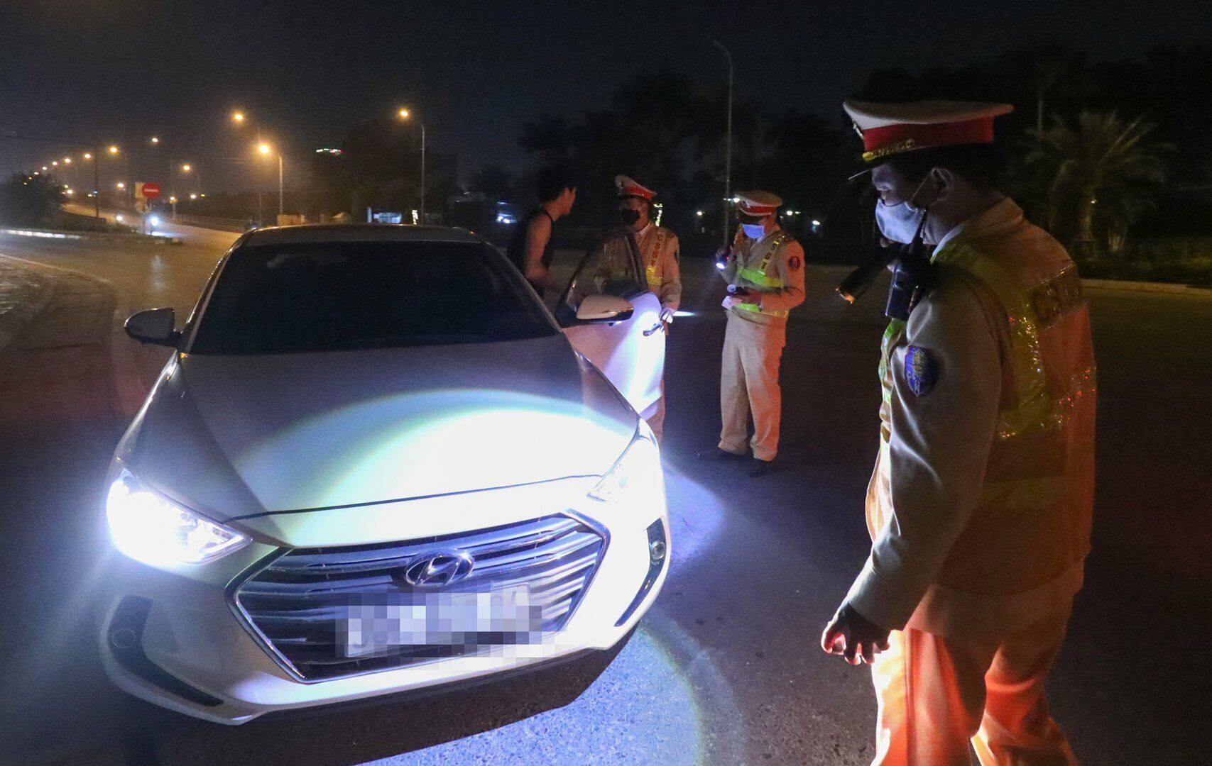 Khoảng 30 ph&uacute;t sau, Tổ c&ocirc;ng t&aacute;c tiếp tục ph&aacute;t hiện t&agrave;i xế Đ.T.S. điều khiển &ocirc; t&ocirc; BKS 30E-868.XX vi phạm nồng độ cồn ở mức 0,074 miligam/l&iacute;t kh&iacute; thở.