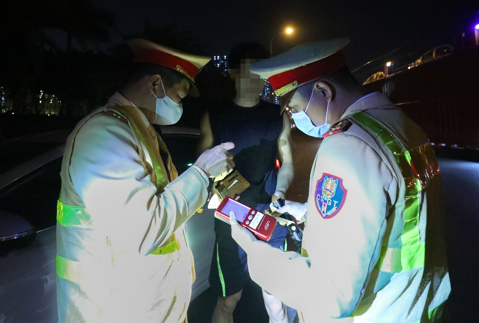 Sau khi được th&ocirc;ng b&aacute;o kết quả, l&aacute;i xe n&agrave;y đặt c&acirc;u hỏi: "T&ocirc;i uống rượu từ tối qua, sao giờ thổi vẫn c&ograve;n c&ograve;n nhỉ?".