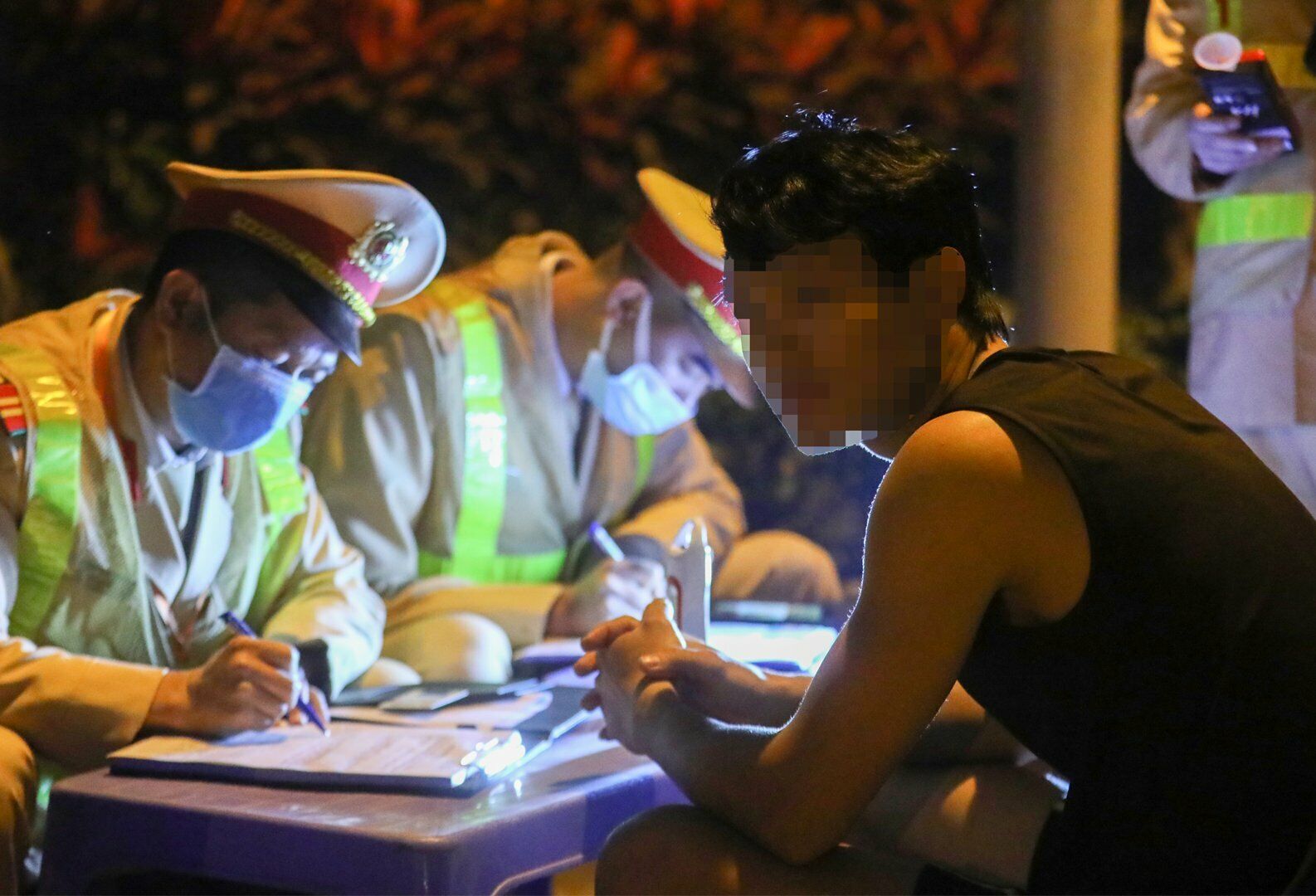 Tuy nhi&ecirc;n, khi PV gặng hỏi th&igrave; l&aacute;i xe n&agrave;y mới thừa nhận l&agrave; vừa rồi khi chơi thể thao xong c&oacute; uống nửa lon bia để giải kh&aacute;t.