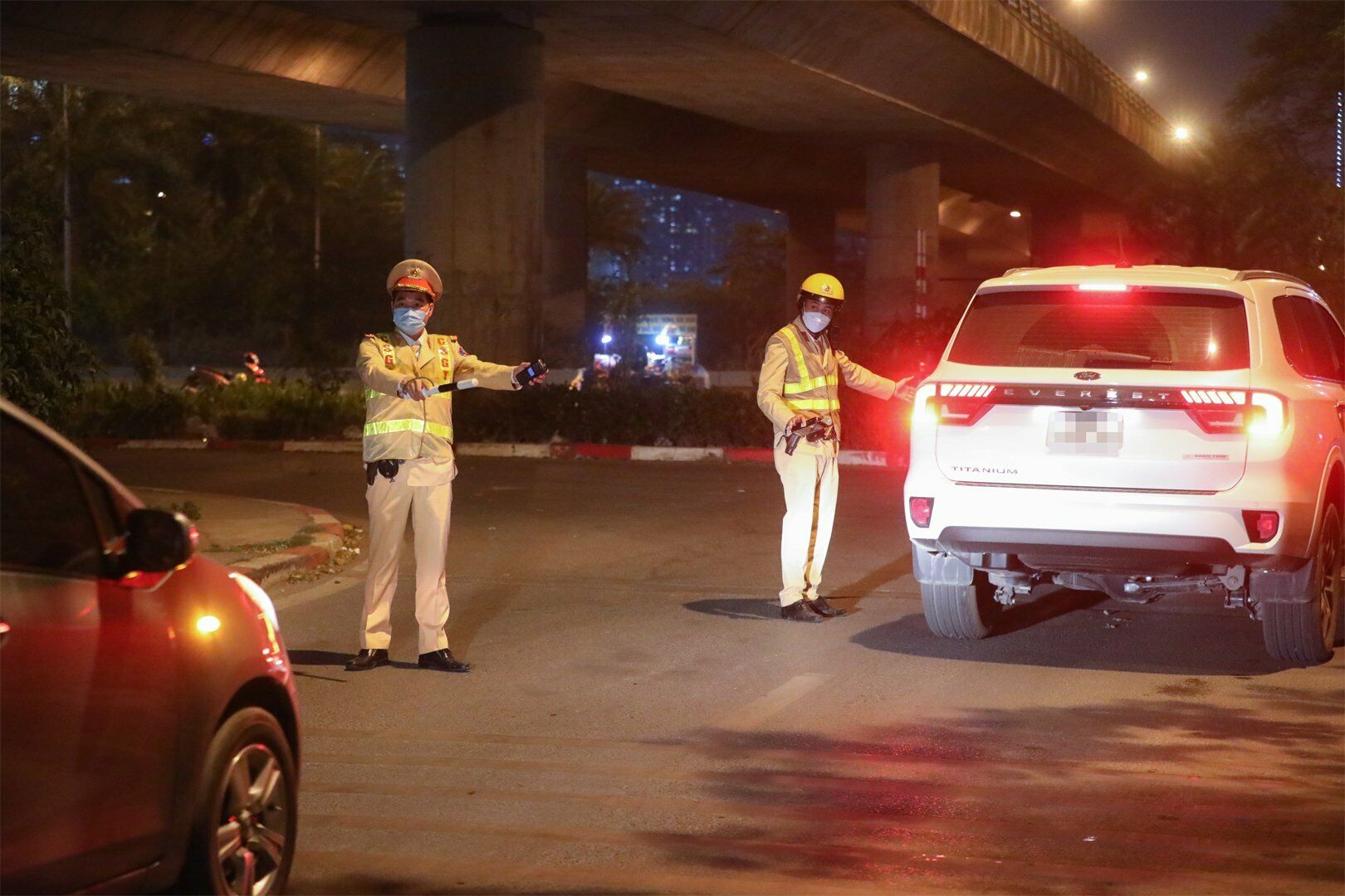 Tối 21/2, sau hơn 200 lượt kiểm tra phương tiện &ocirc; t&ocirc; tại đường Miếu Đầm giao với Đại lộ Thăng Long, Tổ c&ocirc;ng t&aacute;c của Đội CSGT số 6 (C&ocirc;ng an TP H&agrave; Nội) mới ph&aacute;t hiện 2 trường hợp l&aacute;i xe vi phạm nồng độ cồn.