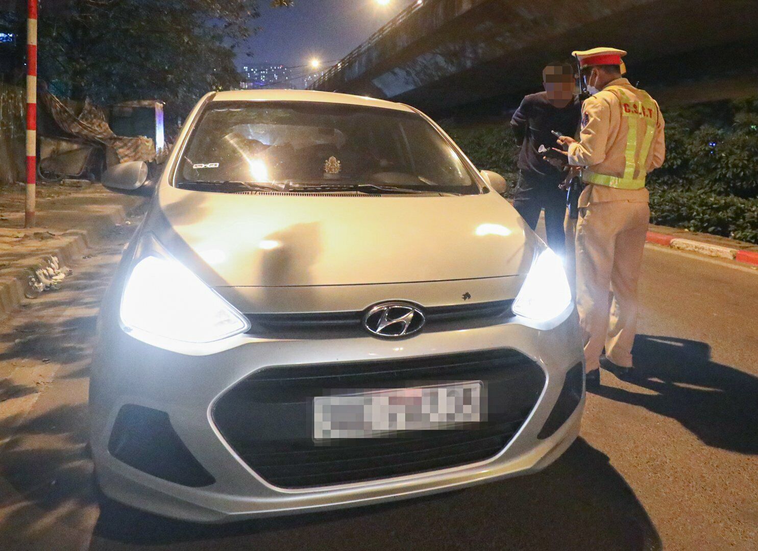 T&agrave;i xế n&agrave;y cho biết, trưa nay uống mấy chai bia, nghĩ rằng đến tối trong người hết nồng độ cồn n&ecirc;n đ&atilde; l&aacute;i xe chở kh&aacute;ch.