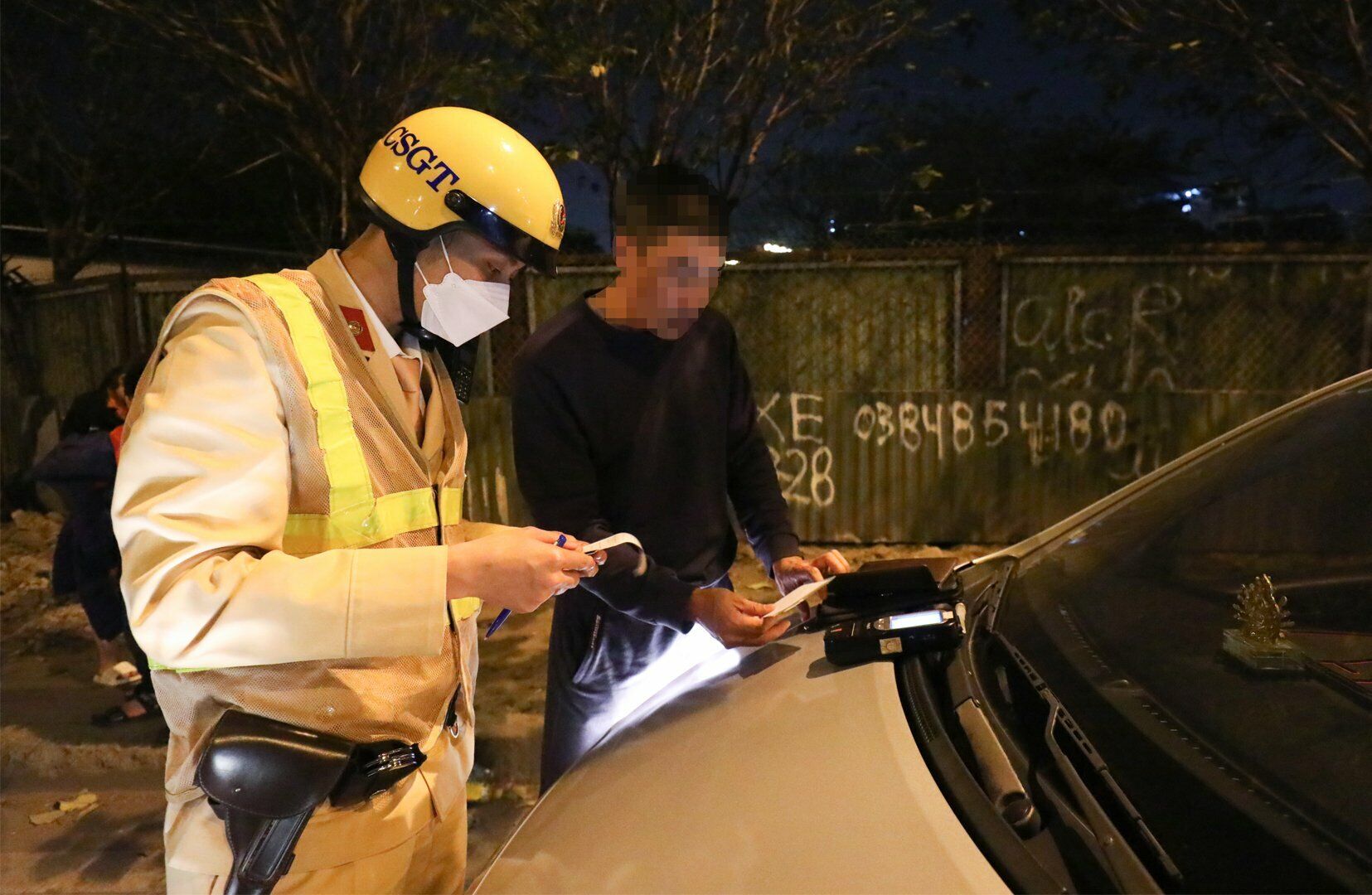 "T&ocirc;i uống mấy chai bia từ trưa. Tối nay c&oacute; kh&aacute;ch đặt cuốc xe v&agrave;o quận Thanh Xu&acirc;n với gi&aacute; 200 ngh&igrave;n đồng n&ecirc;n đ&atilde; lấy xe chở kh&aacute;ch đi, ai ngờ lại mất mấy triệu phạt thế n&agrave;y, biết thế t&ocirc;i ở nh&agrave; c&ograve;n hơn", l&aacute;i xe T. ph&acirc;n trần.