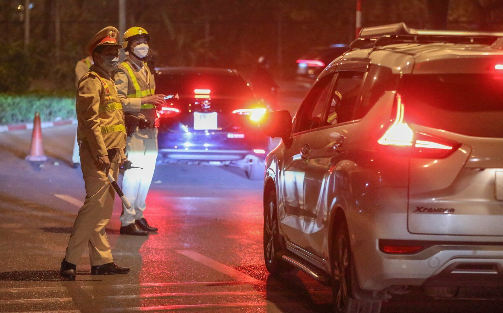 Đại &uacute;y Nguyễn Văn T&agrave;i, c&aacute;n bộ Đội CSGT số 6 (C&ocirc;ng an TP H&agrave; Nội) cho biết, hiện nay tỷ lệ người tham gia giao th&ocirc;ng vi phạm nồng độ cồn đ&atilde; giảm rất nhiều. Nếu c&oacute; vi phạm th&igrave; nồng độ cồn trong hơi thở cũng rất thấp.