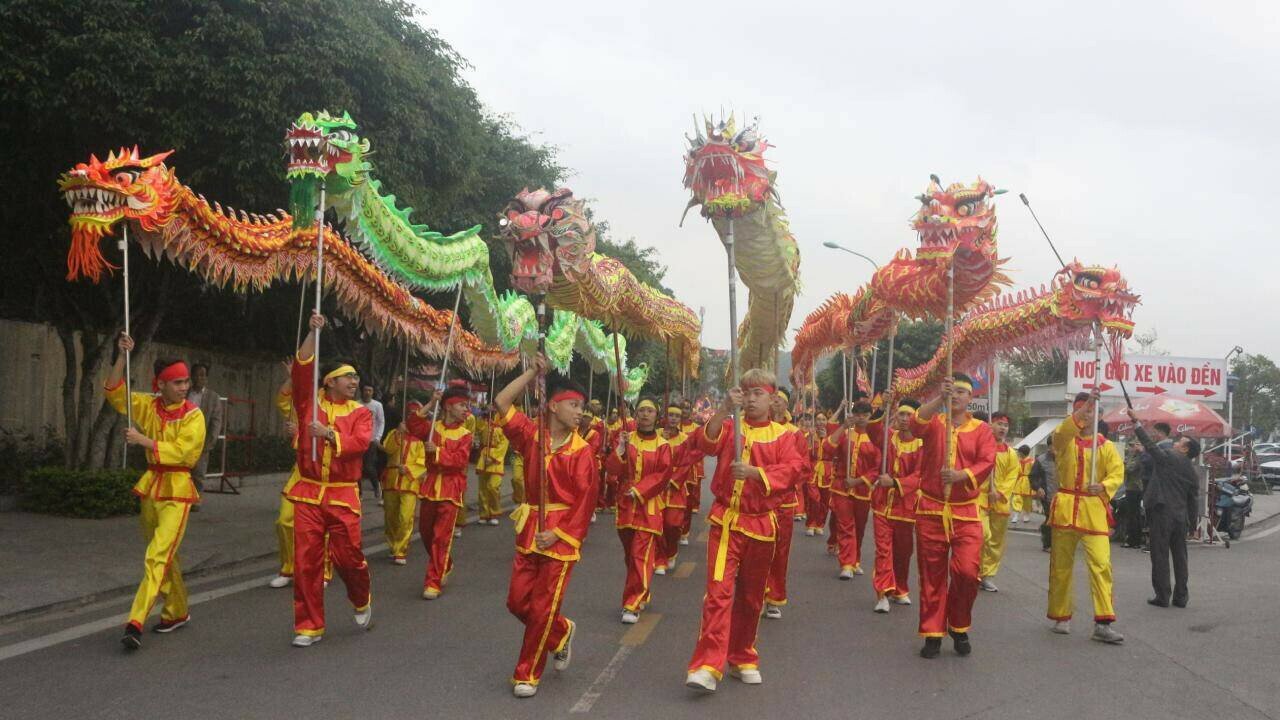 Phần hội được tổ chức c&aacute;c tr&ograve; chơi d&acirc;n gian như: Hội thi k&eacute;o co nam, nữ; đẩy gậy; d&acirc;ng soạn lễ; thi đấu cờ người v&agrave; cờ bỏi; tr&ograve; chơi bịt mắt đập b&oacute;ng, đ&aacute;nh trống; thi chọi g&agrave;; hội thi tổ t&ocirc;m điếm; đua thuyền v&agrave; h&aacute;t quan họ tr&ecirc;n thuyền tại hồ Baza&hellip;